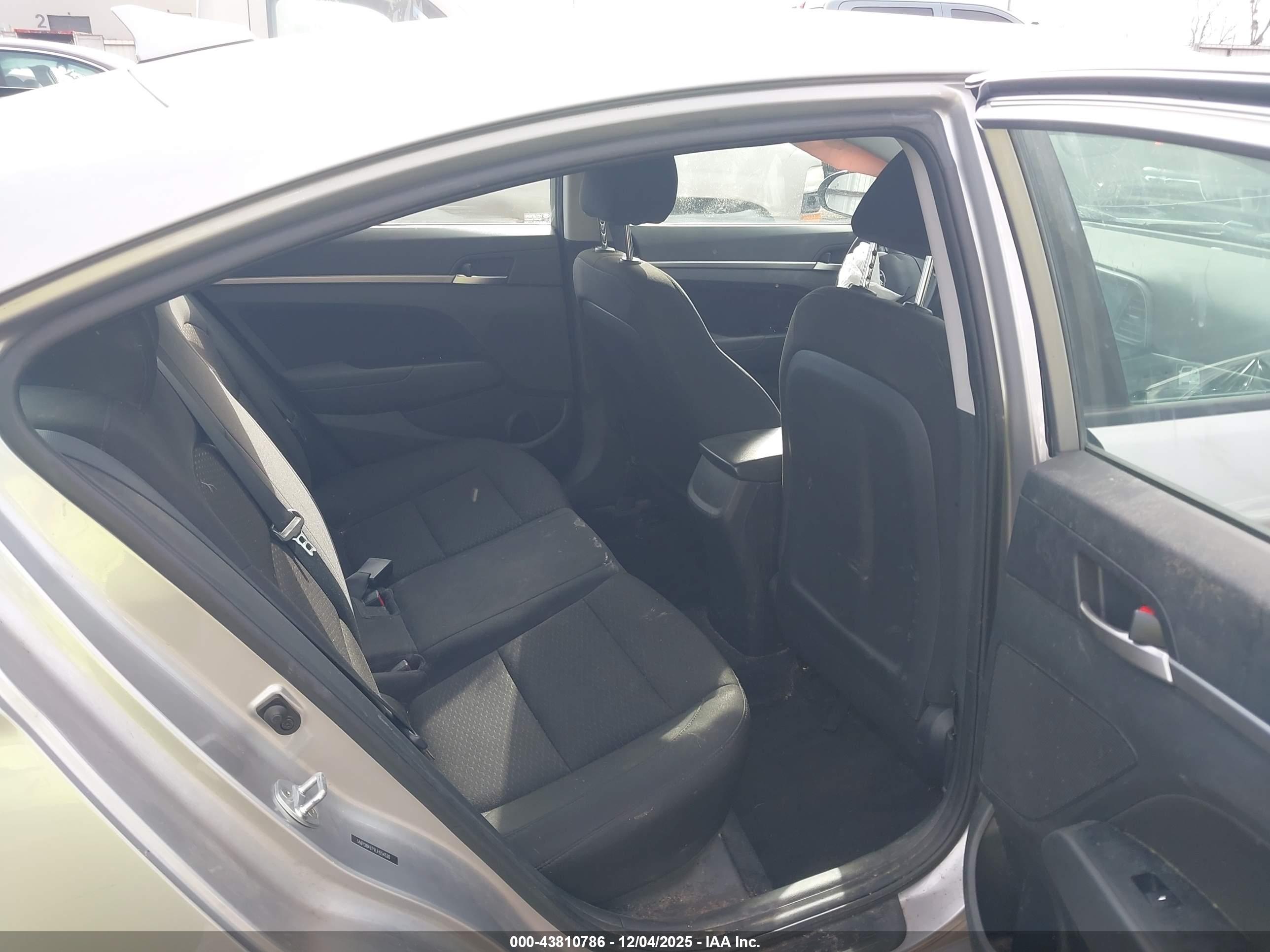HYUNDAI ELANTRA image 8