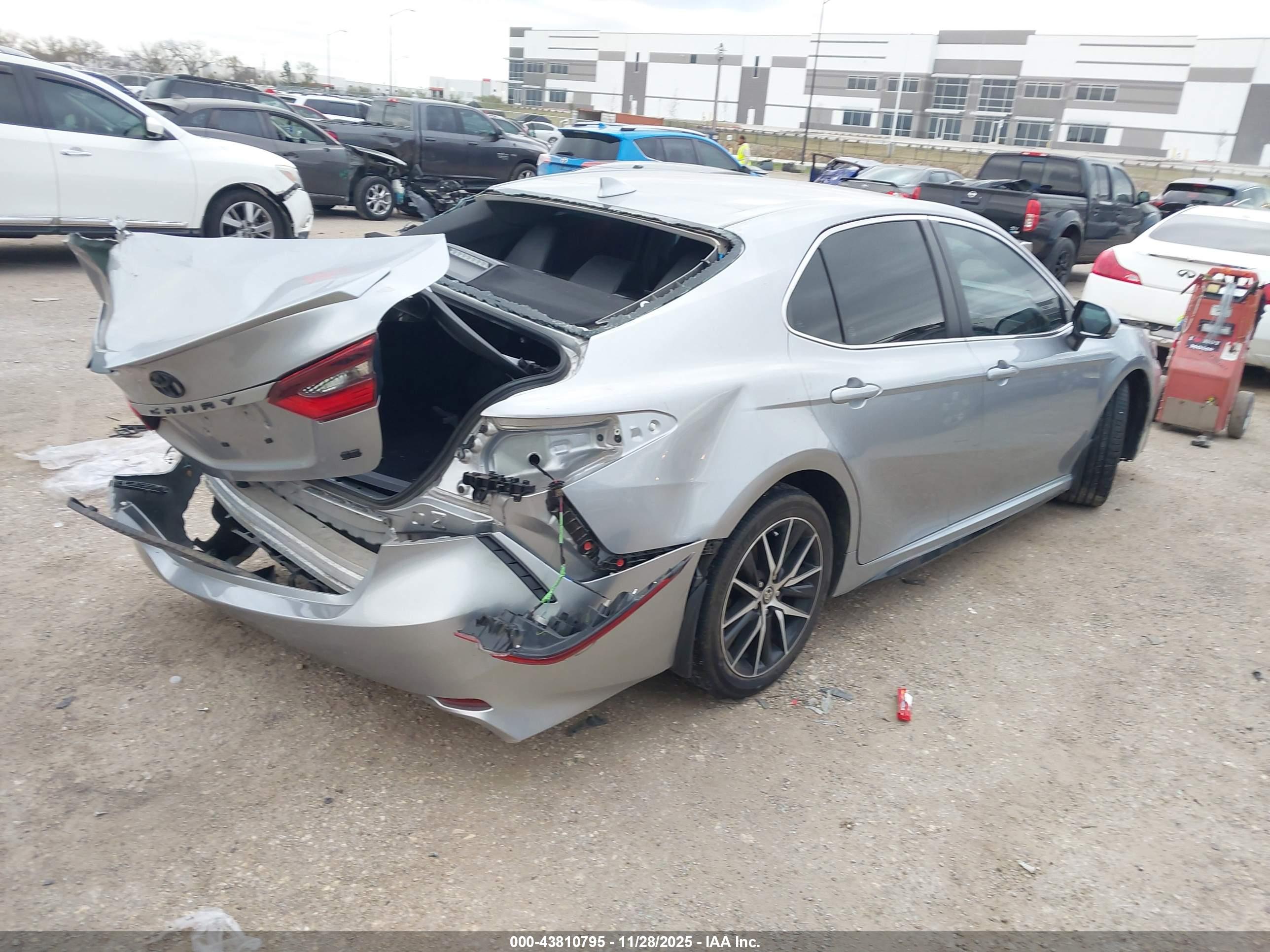 TOYOTA CAMRY image 4