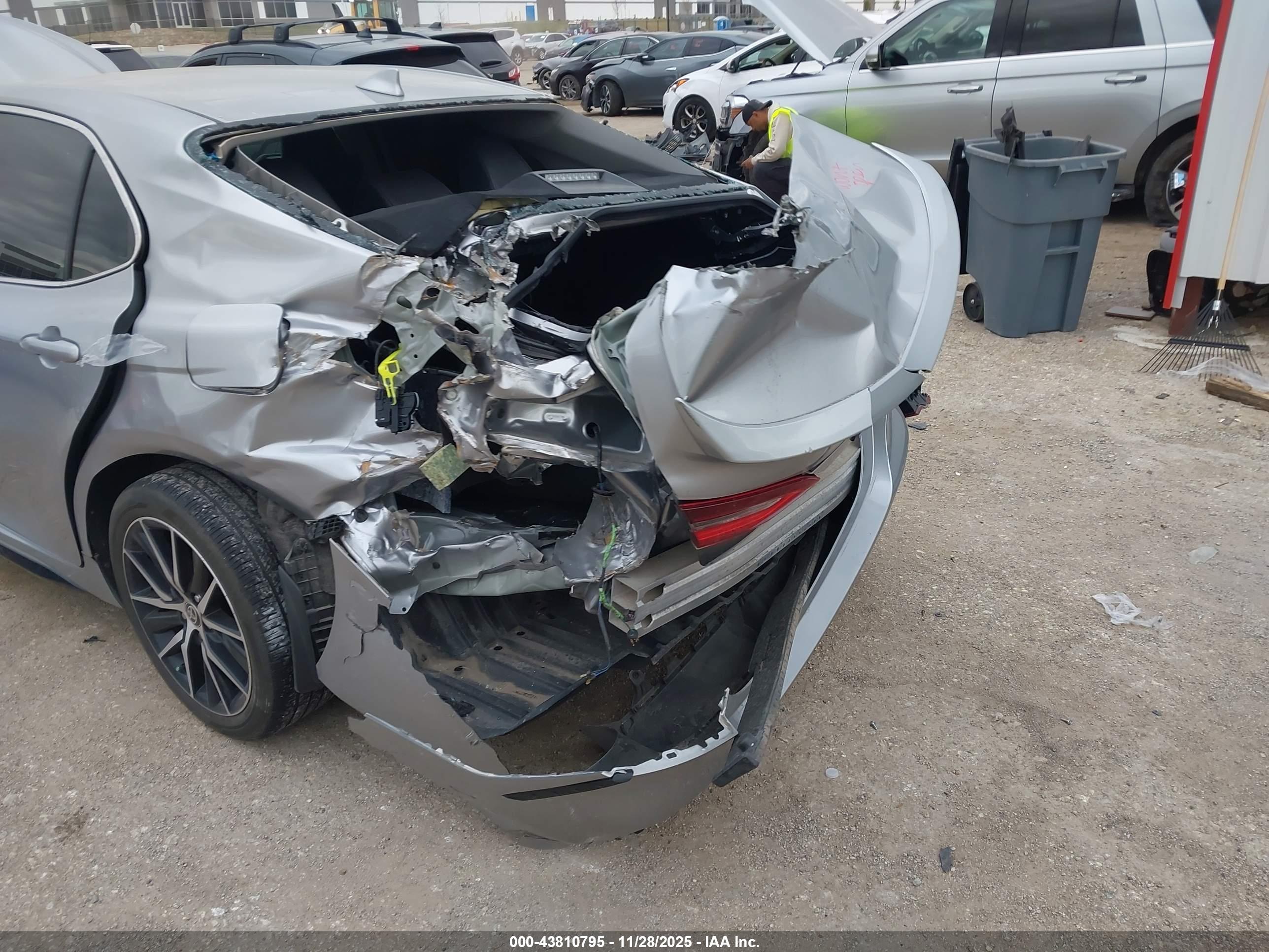 TOYOTA CAMRY image 6