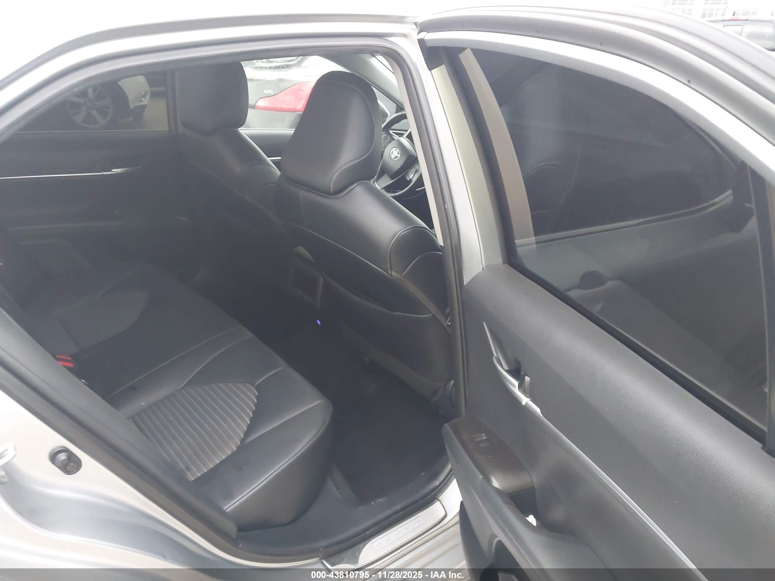 TOYOTA CAMRY image 8