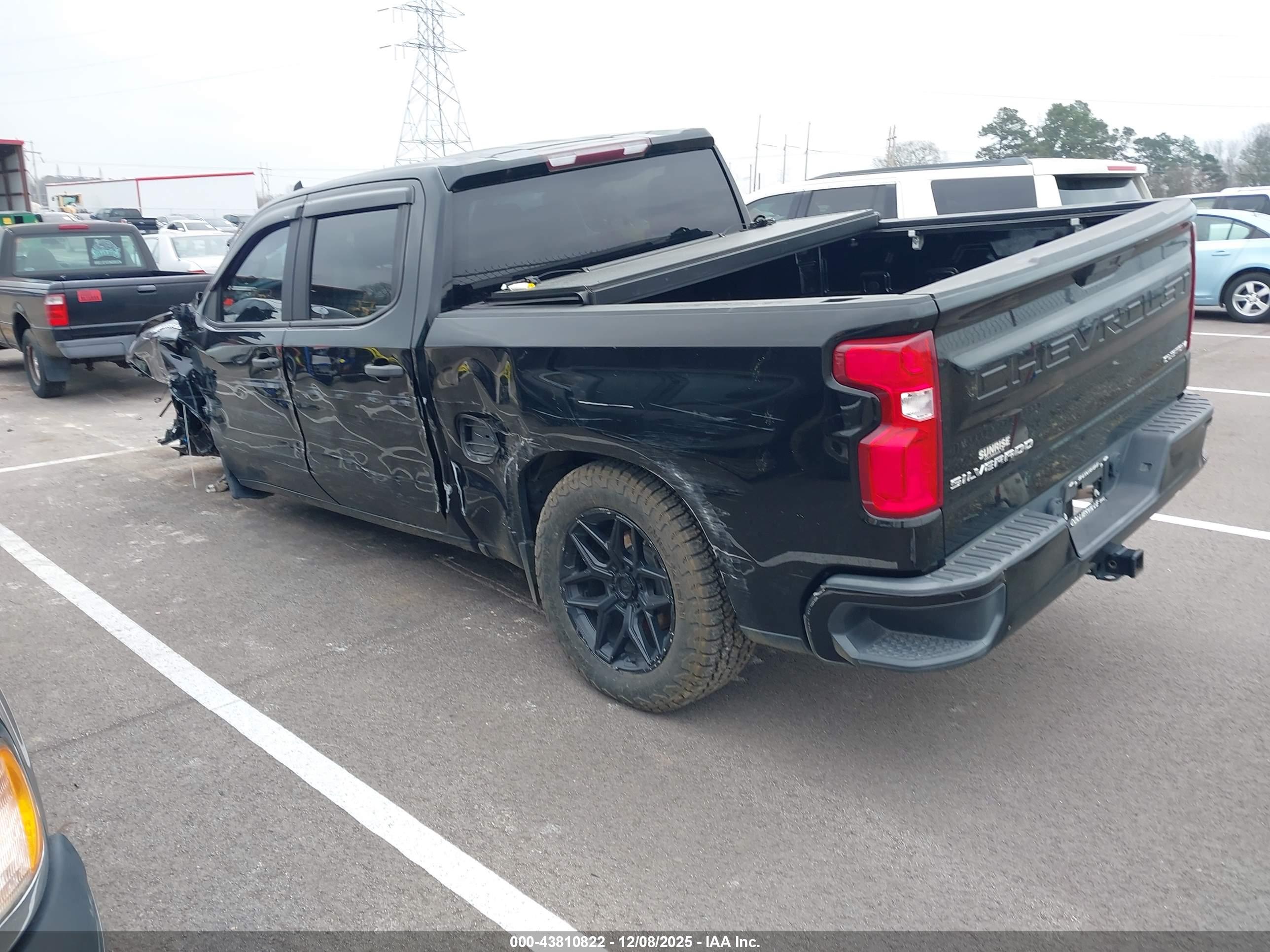 CHEVROLET SILVERADO image 3