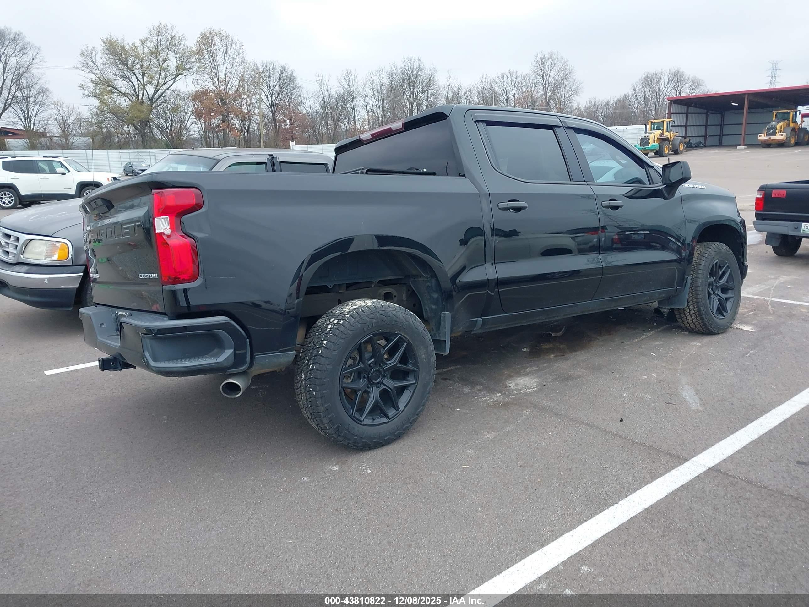 CHEVROLET SILVERADO image 4