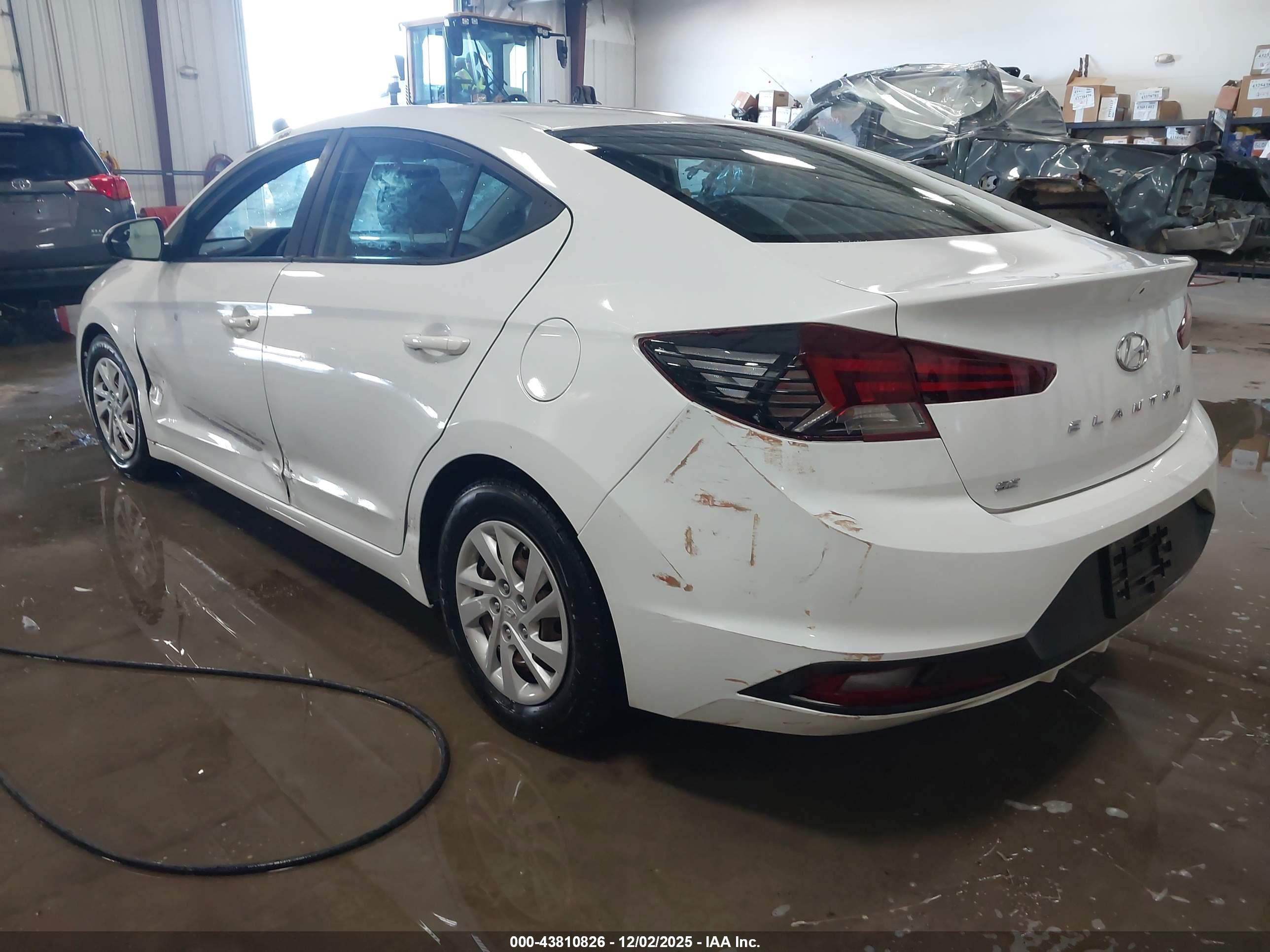 HYUNDAI ELANTRA image 3