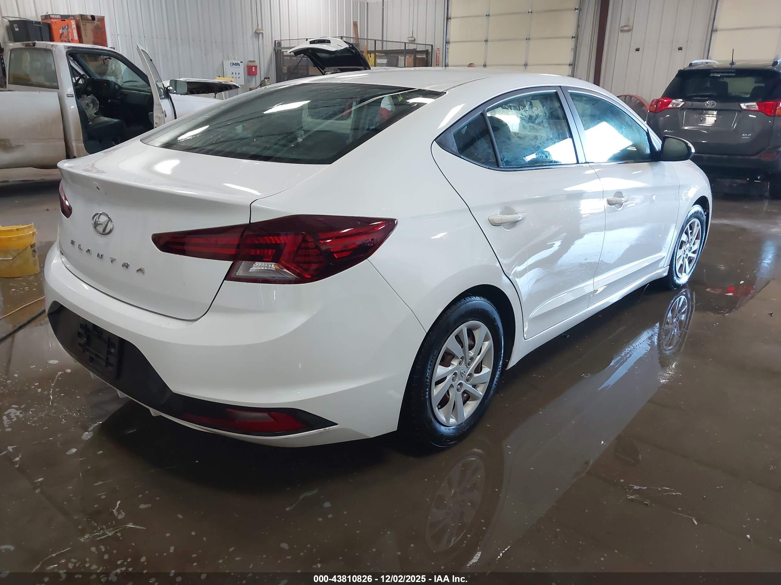 HYUNDAI ELANTRA image 4