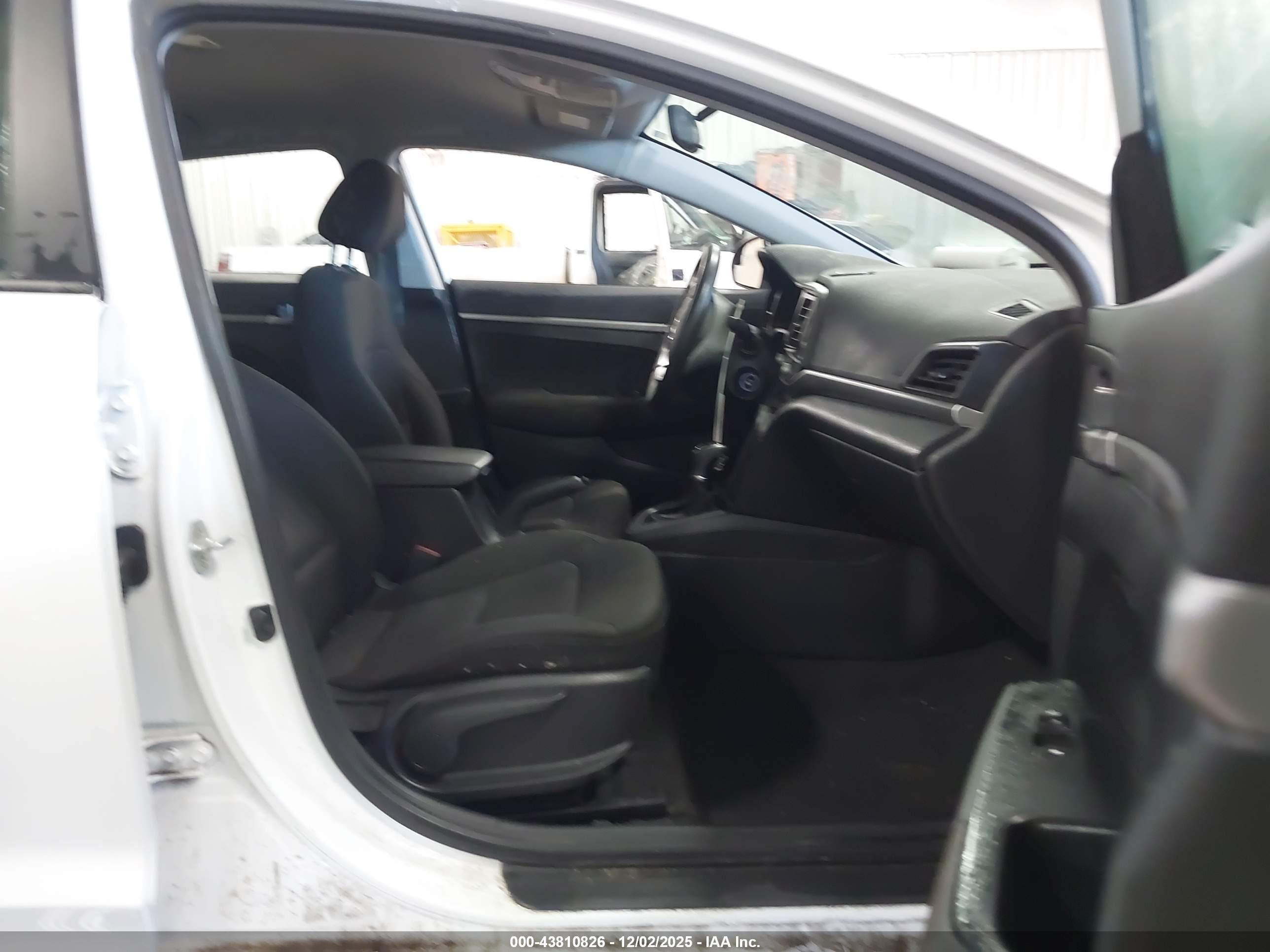 HYUNDAI ELANTRA image 5