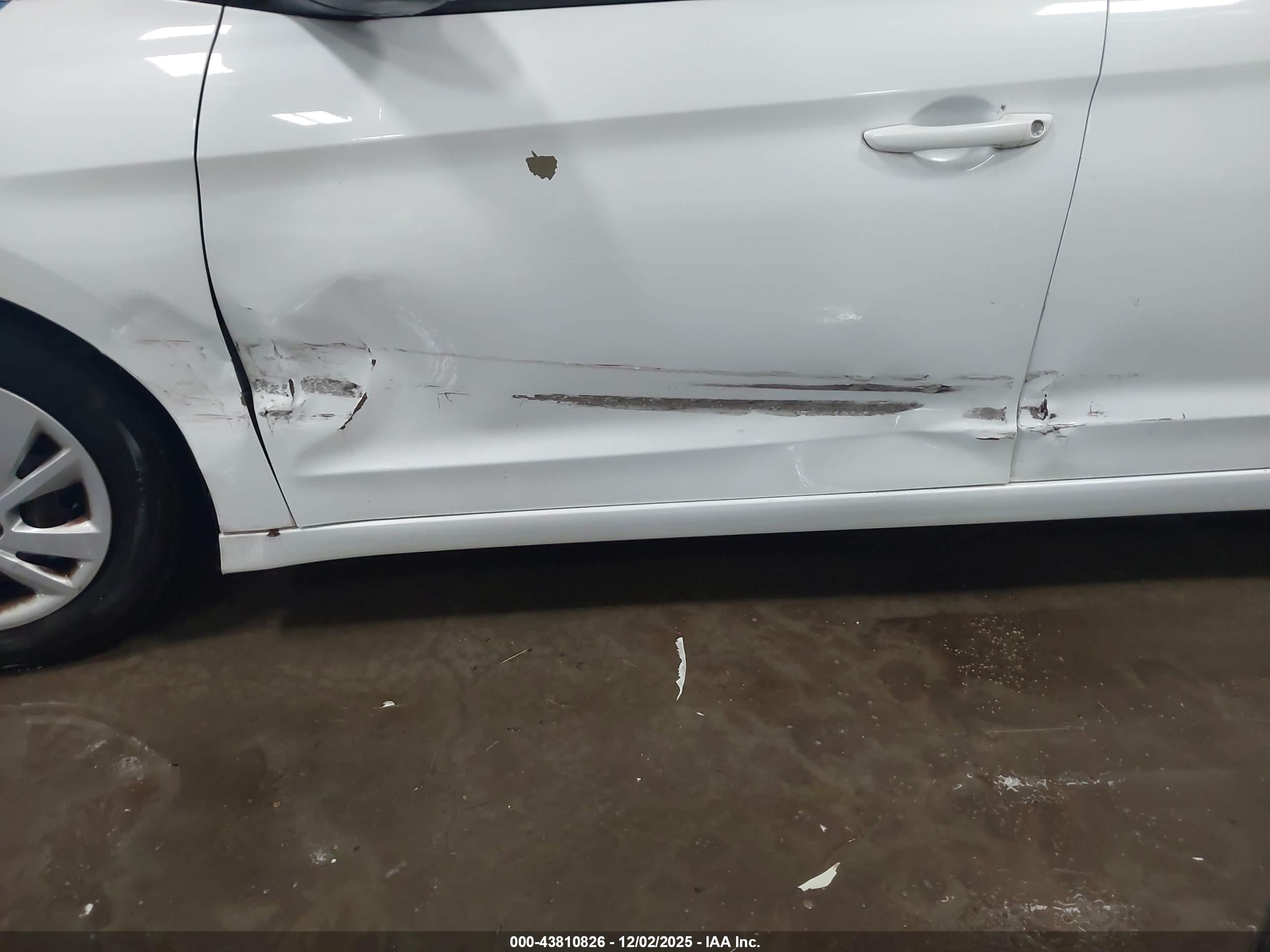 HYUNDAI ELANTRA image 6