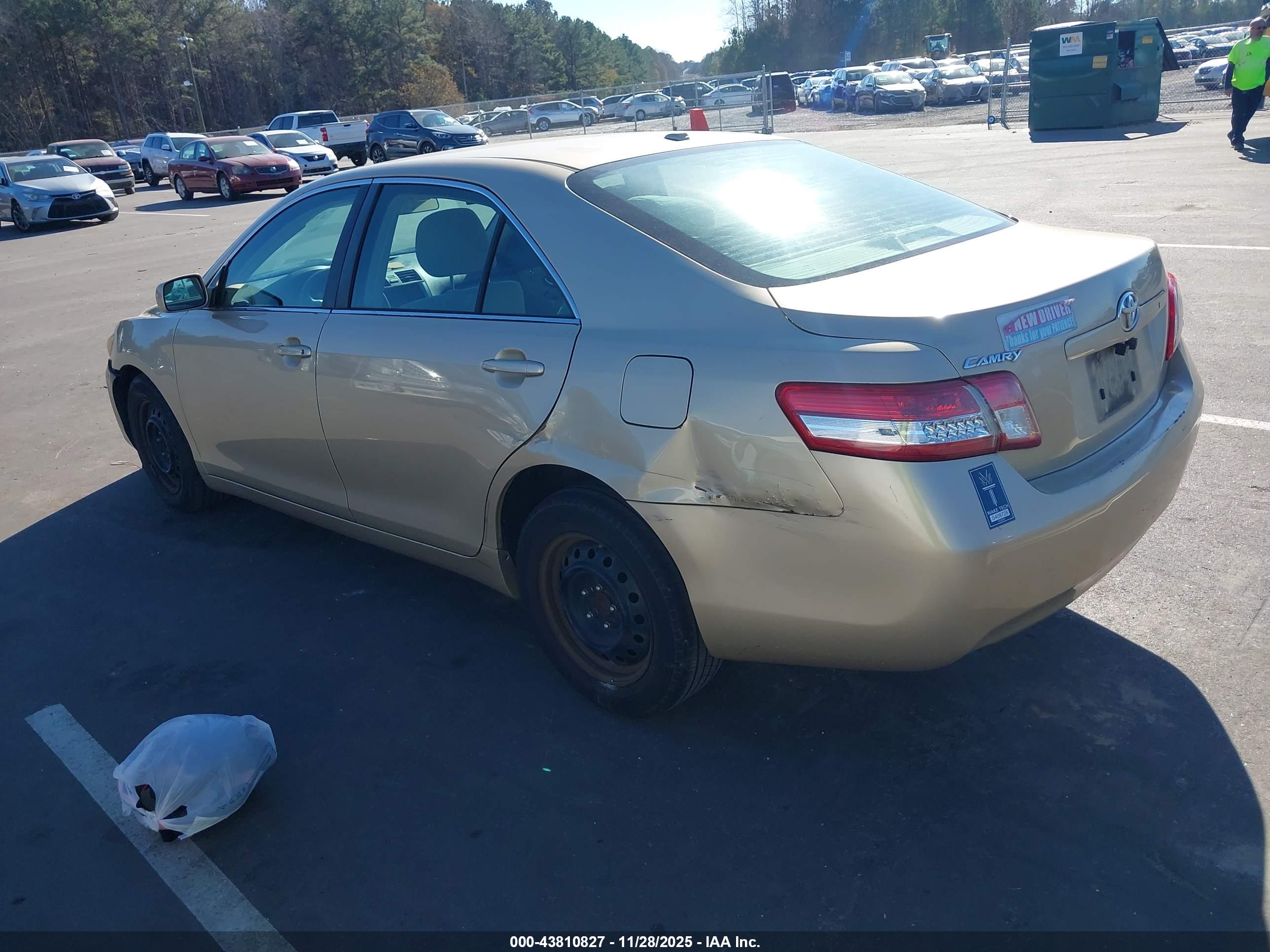 TOYOTA CAMRY image 3