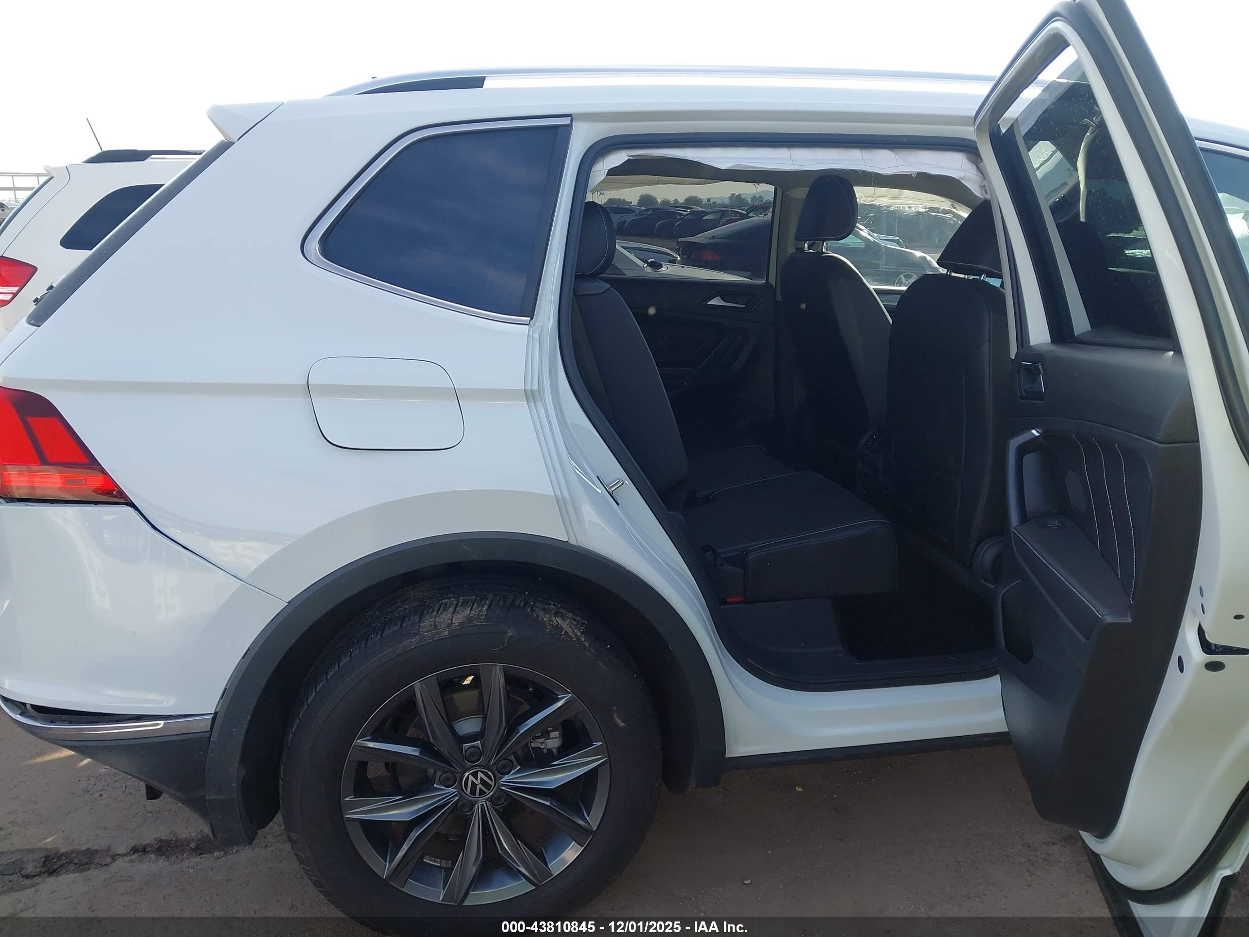 VOLKSWAGEN TIGUAN image 8