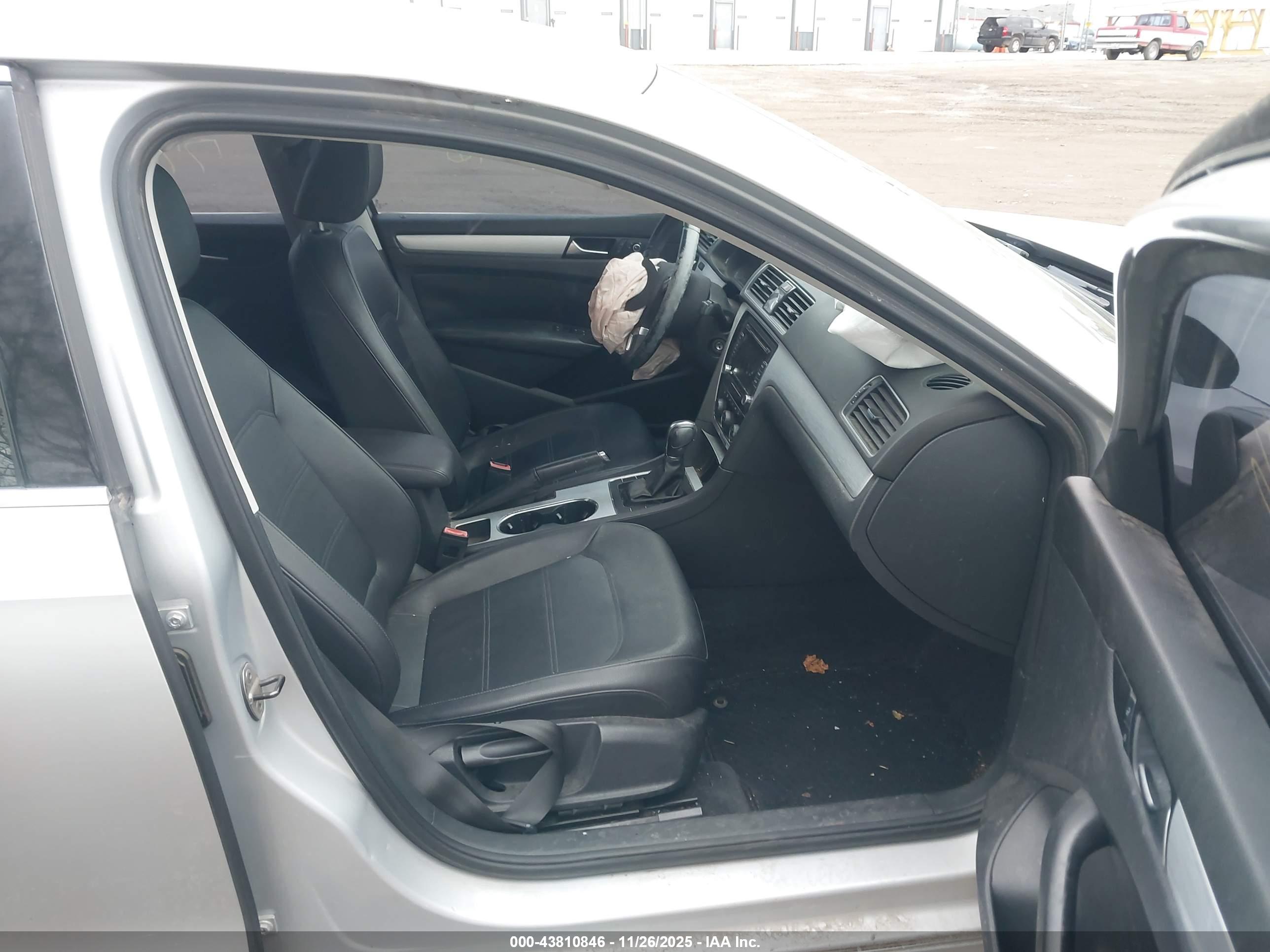 VOLKSWAGEN PASSAT image 5
