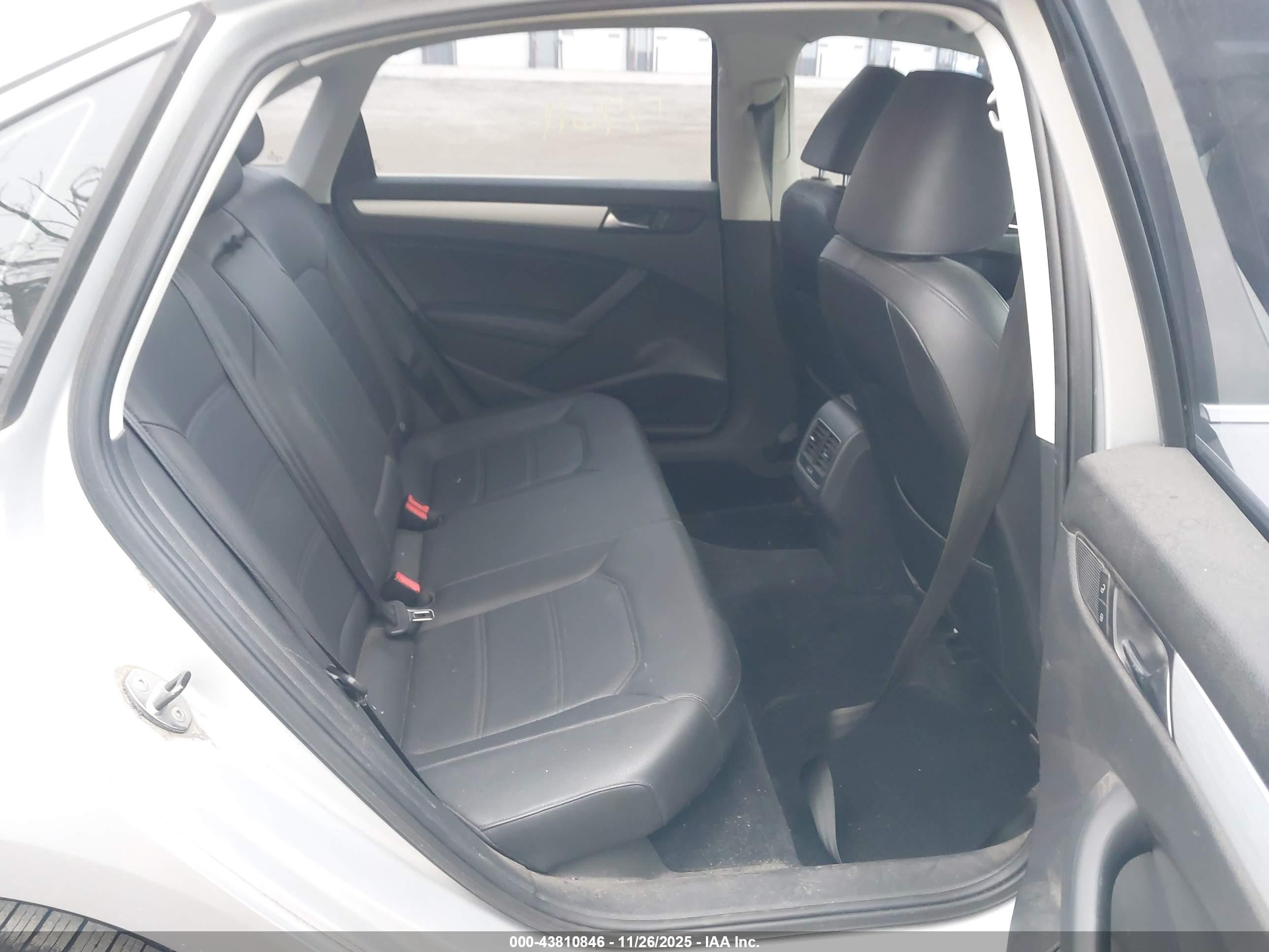 VOLKSWAGEN PASSAT image 8