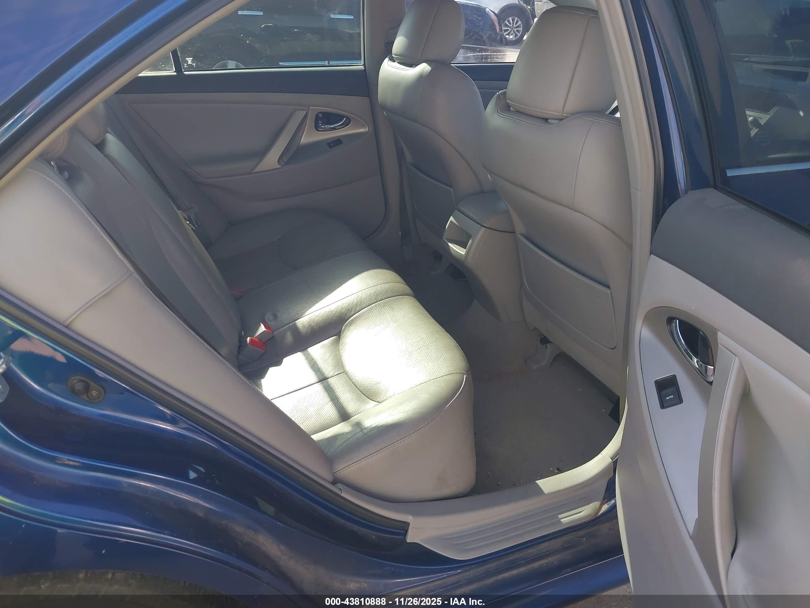 TOYOTA CAMRY image 8