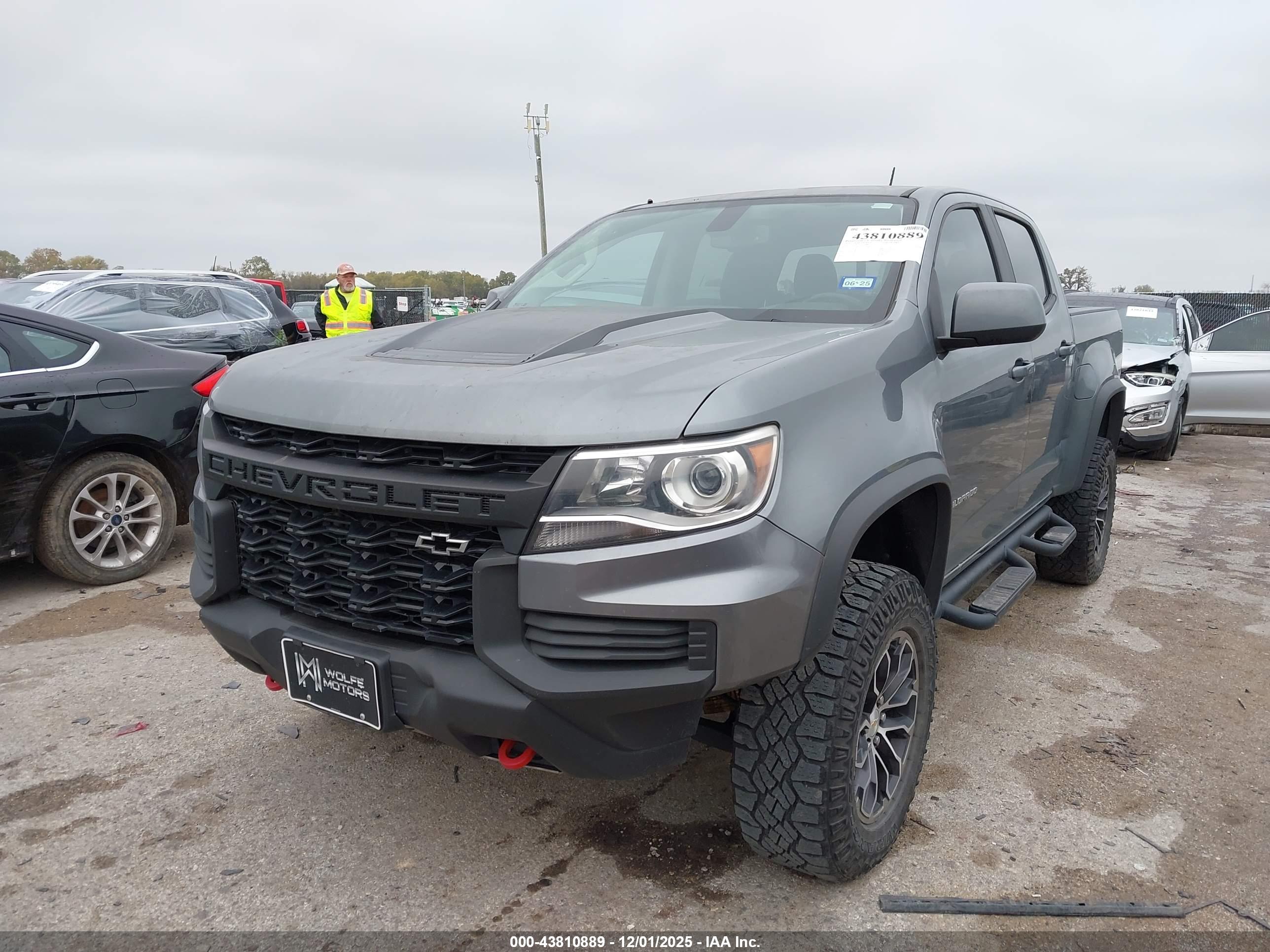 CHEVROLET COLORADO image 2