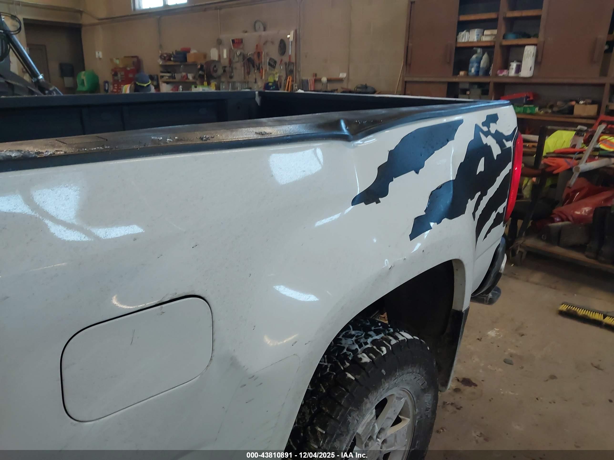 CHEVROLET COLORADO image 6