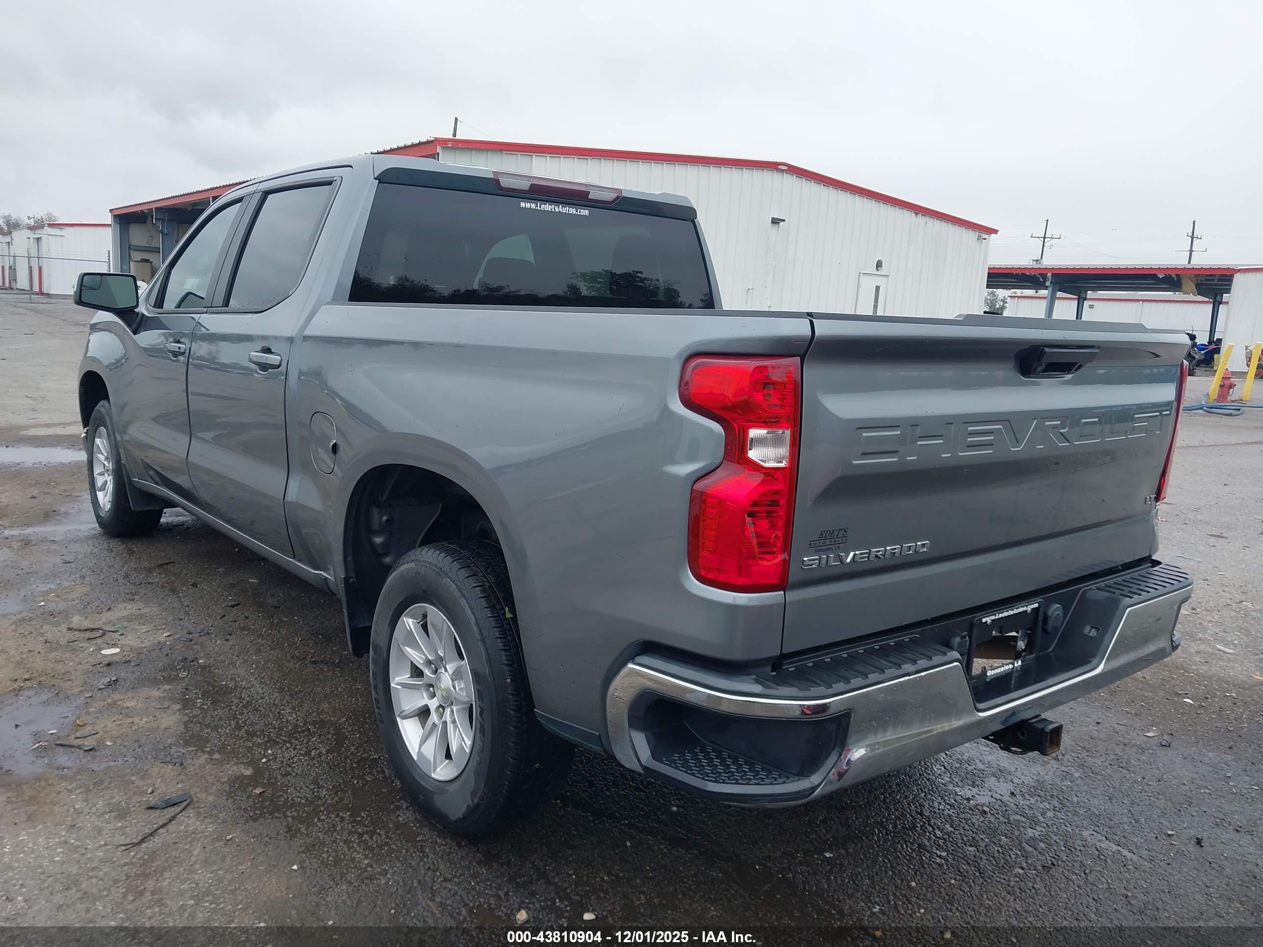 CHEVROLET SILVERADO image 3