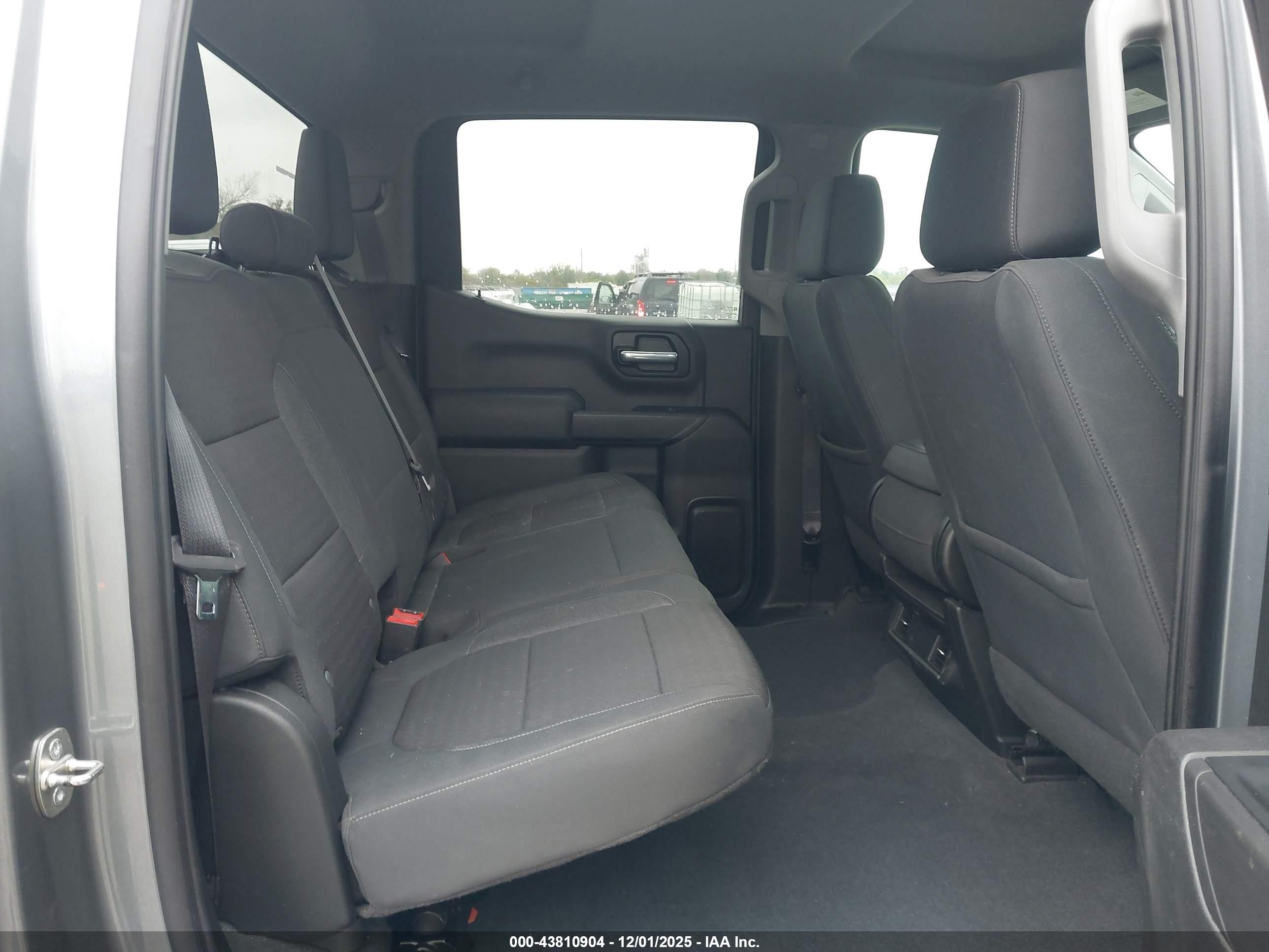 CHEVROLET SILVERADO image 8