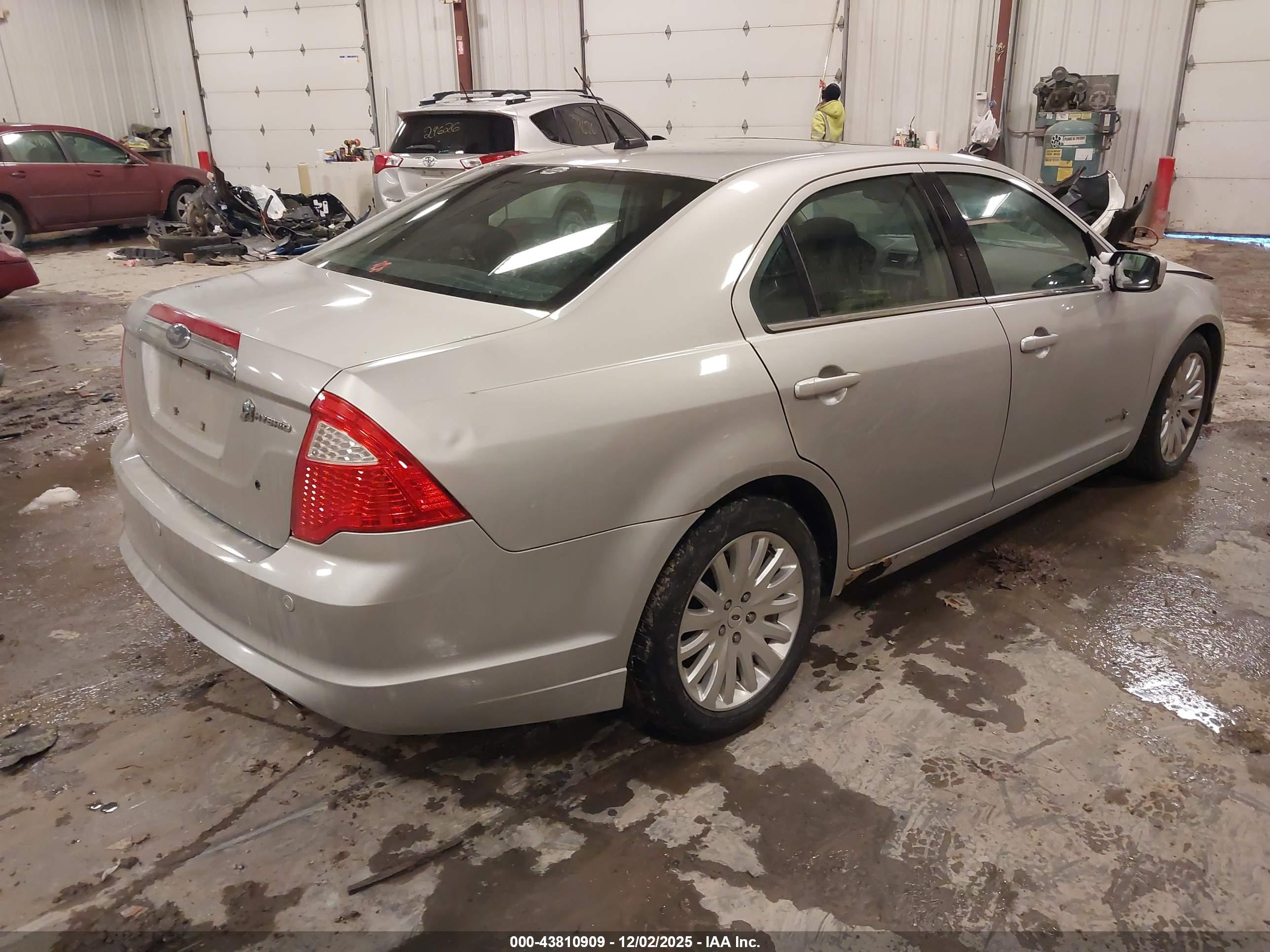 FORD FUSION image 4