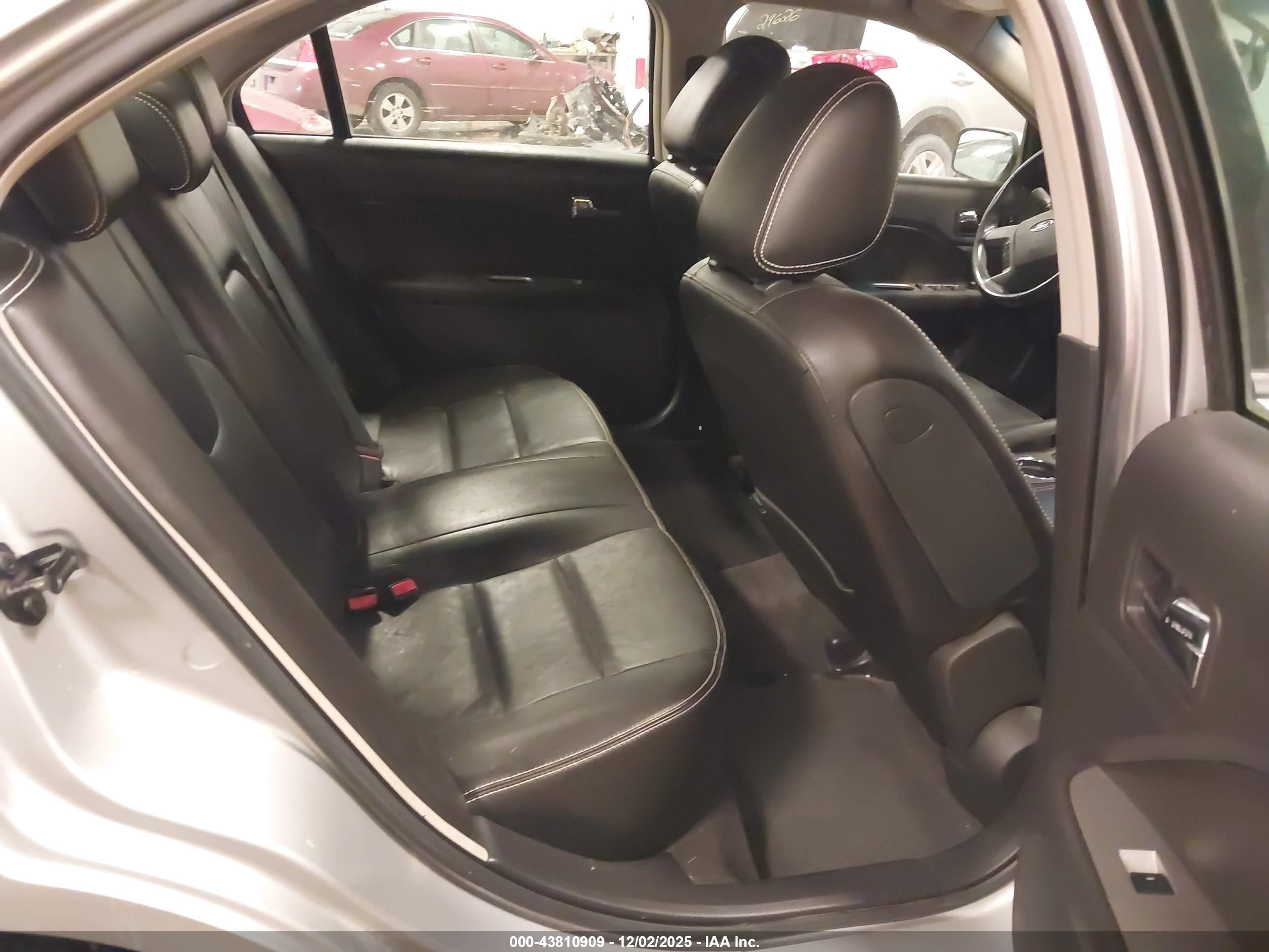 FORD FUSION image 8