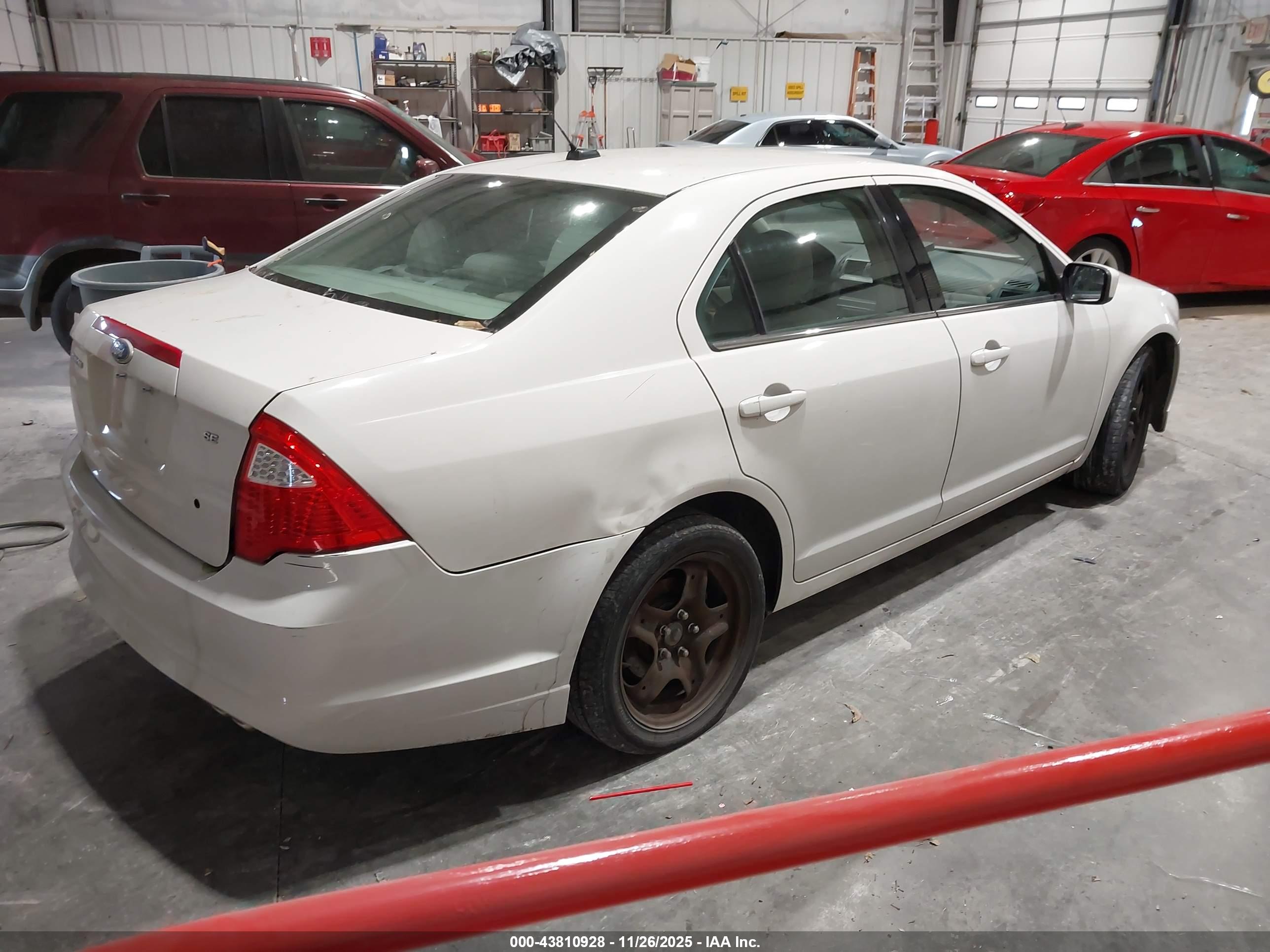 FORD FUSION image 4
