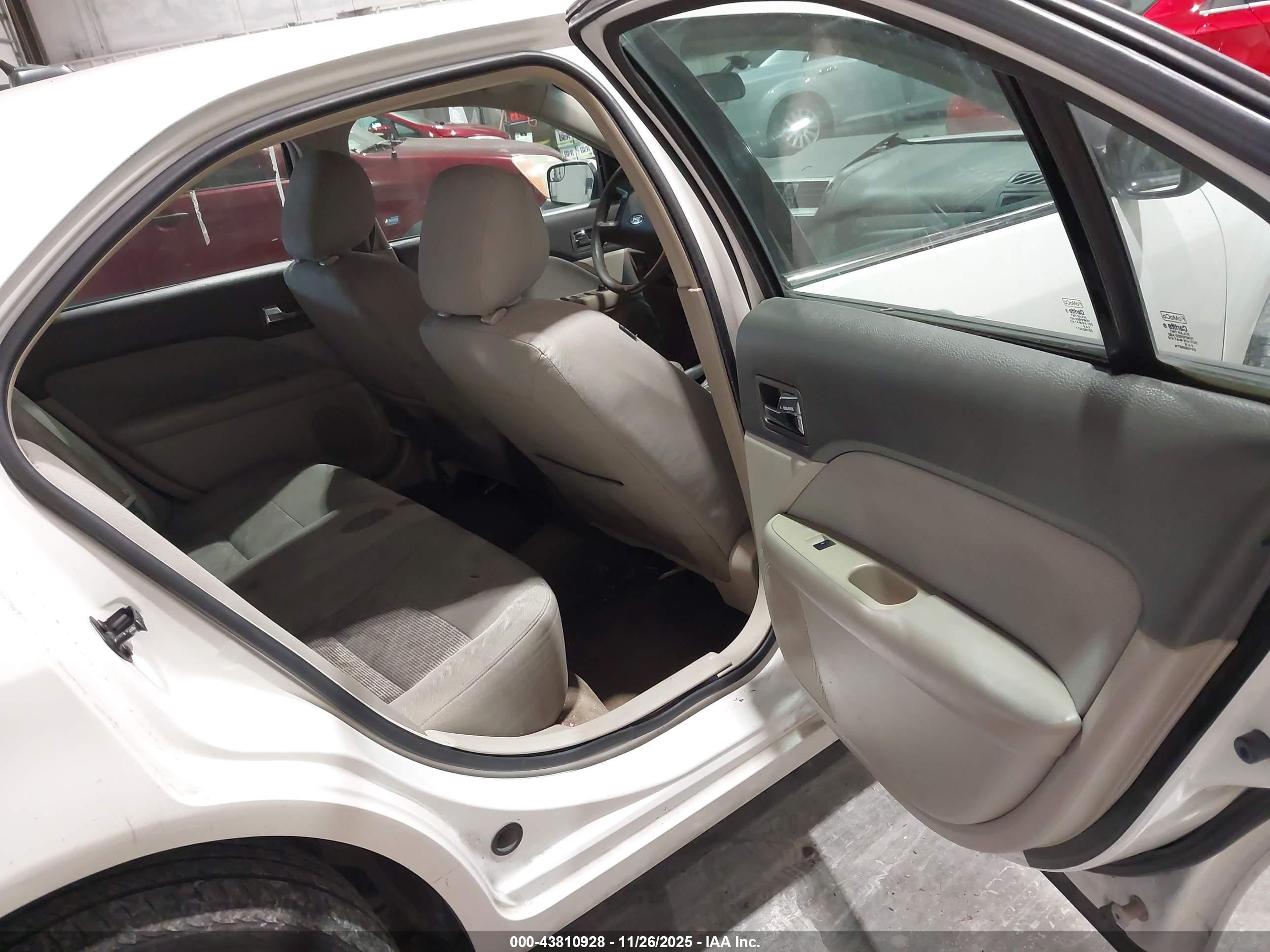 FORD FUSION image 8