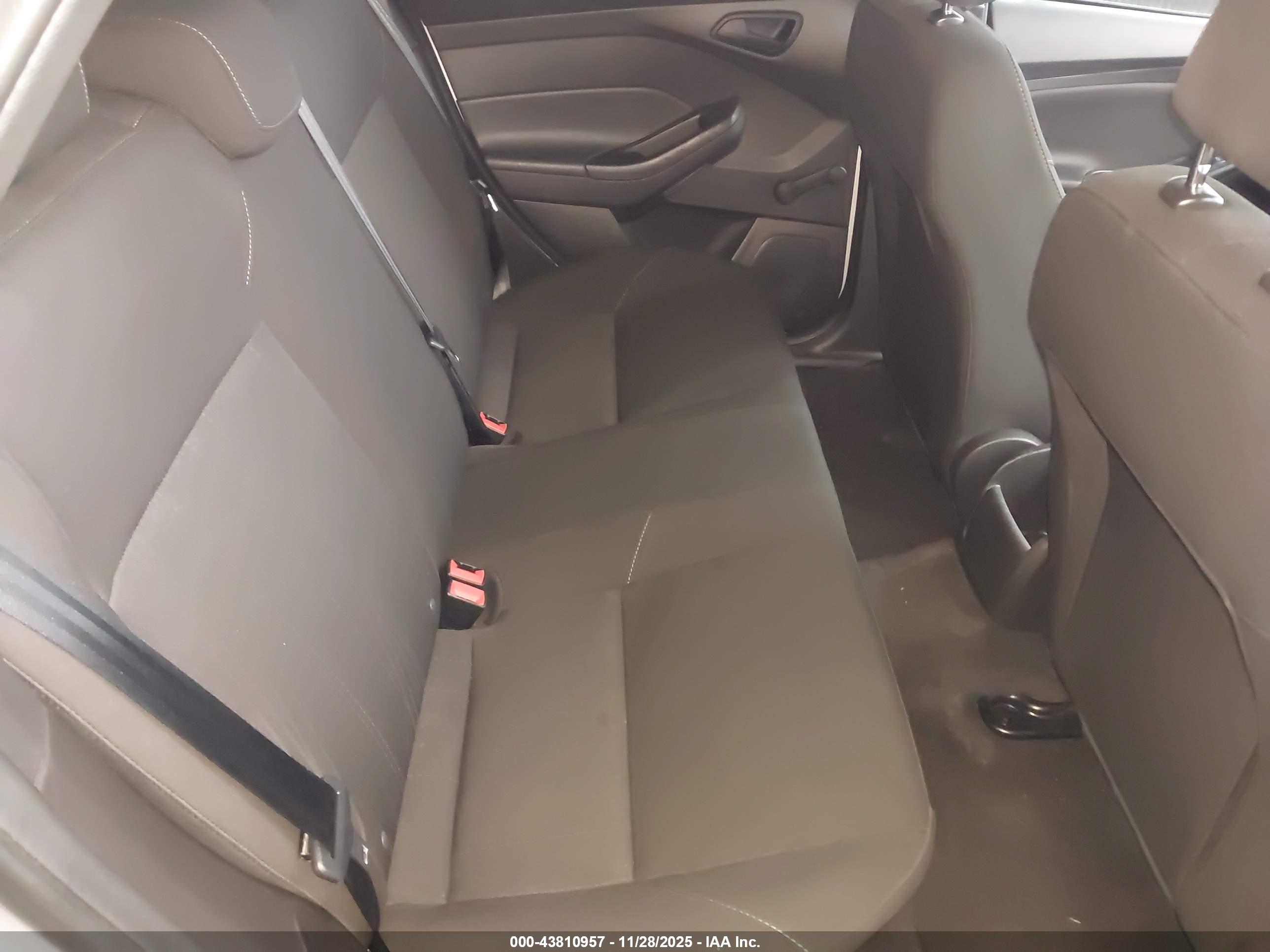 FORD FOCUS image 8