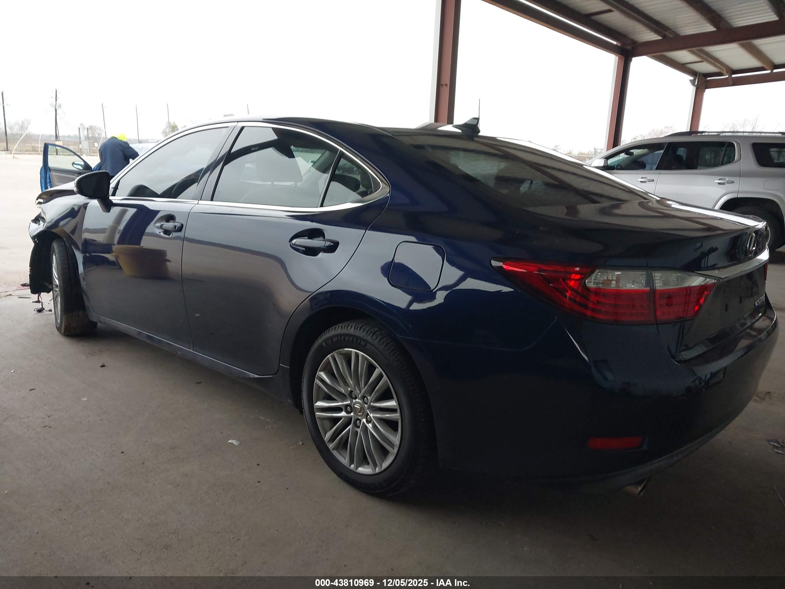 LEXUS ES image 3