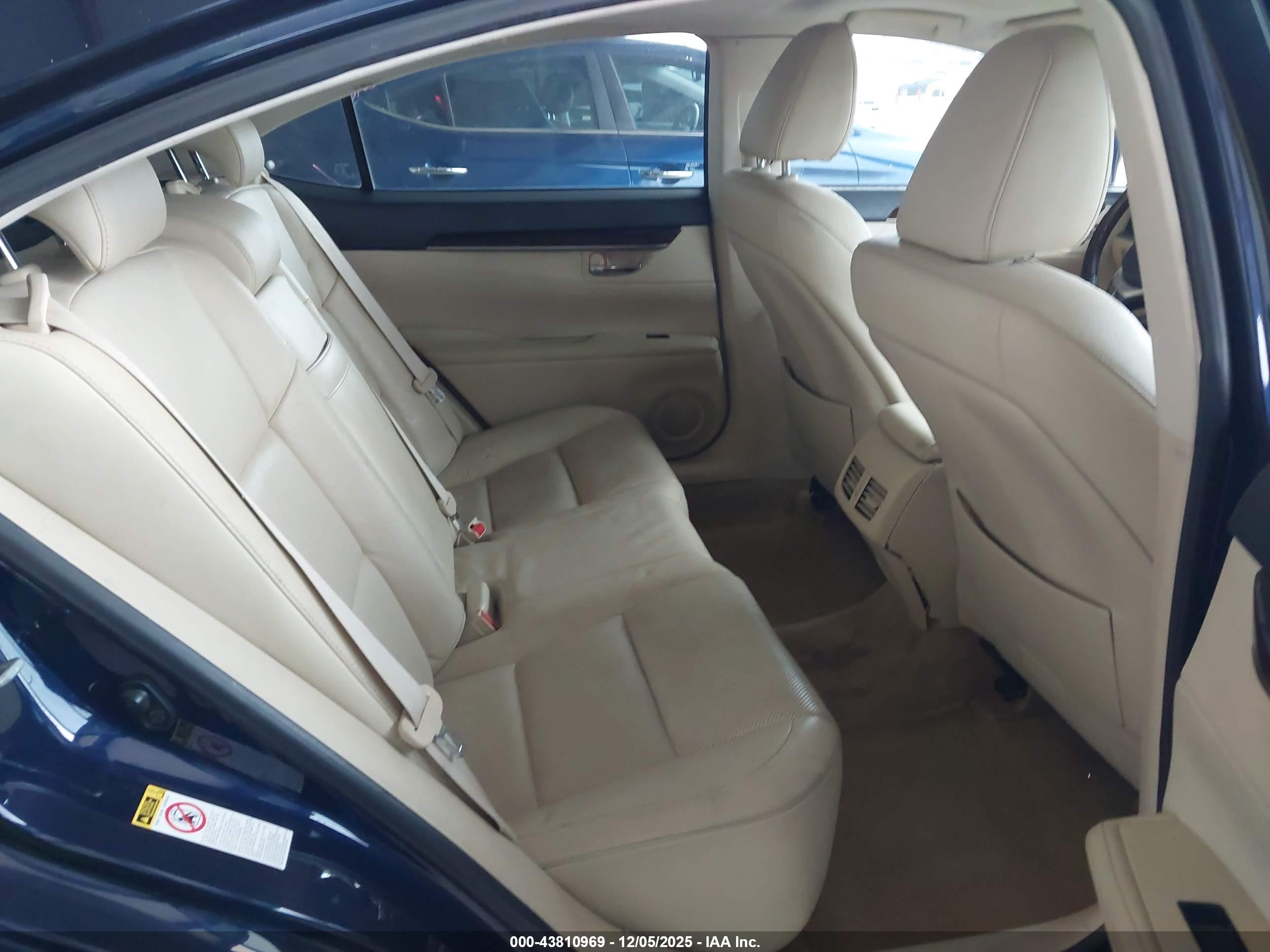 LEXUS ES image 8
