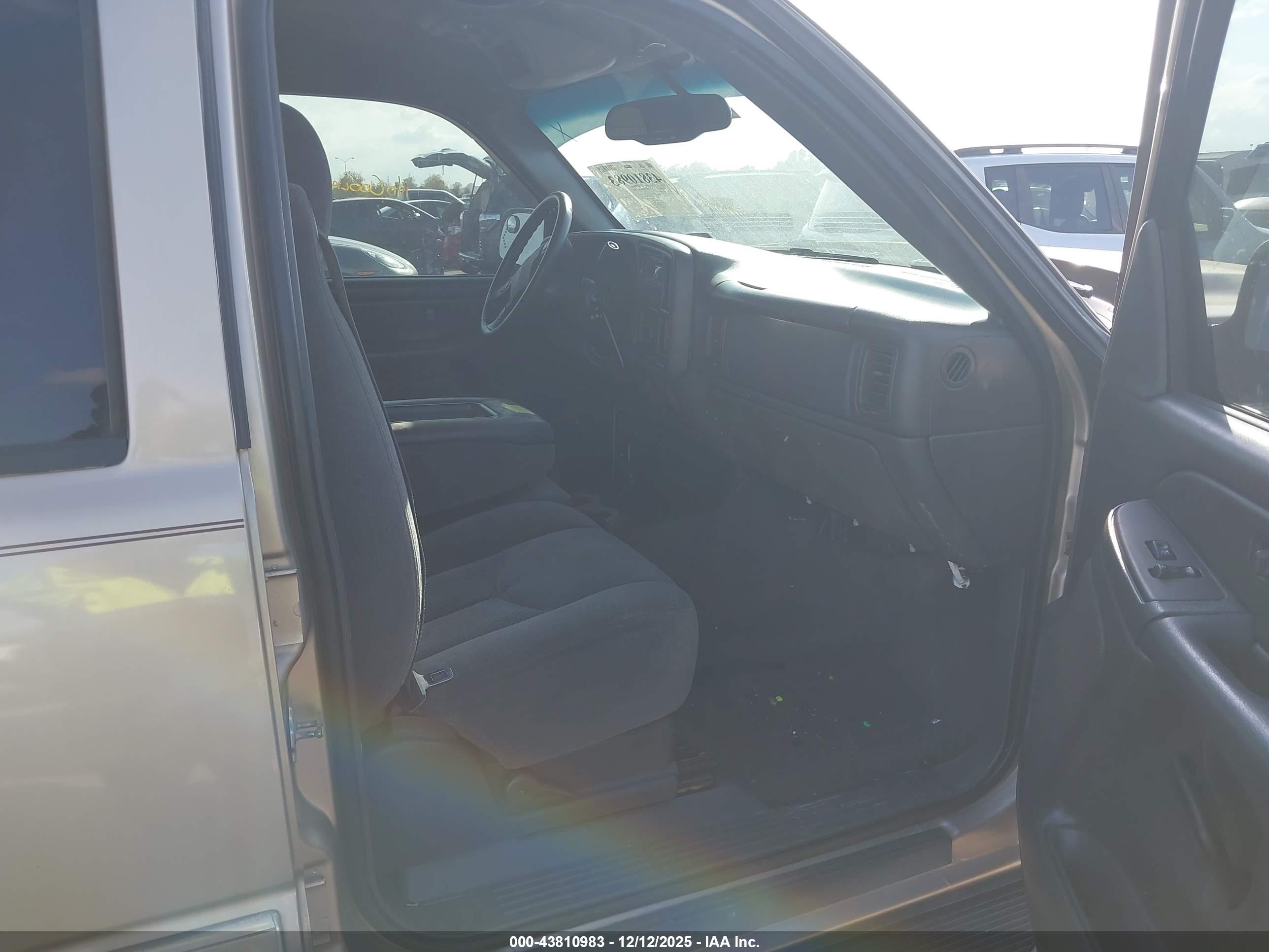 CHEVROLET SILVERADO image 5