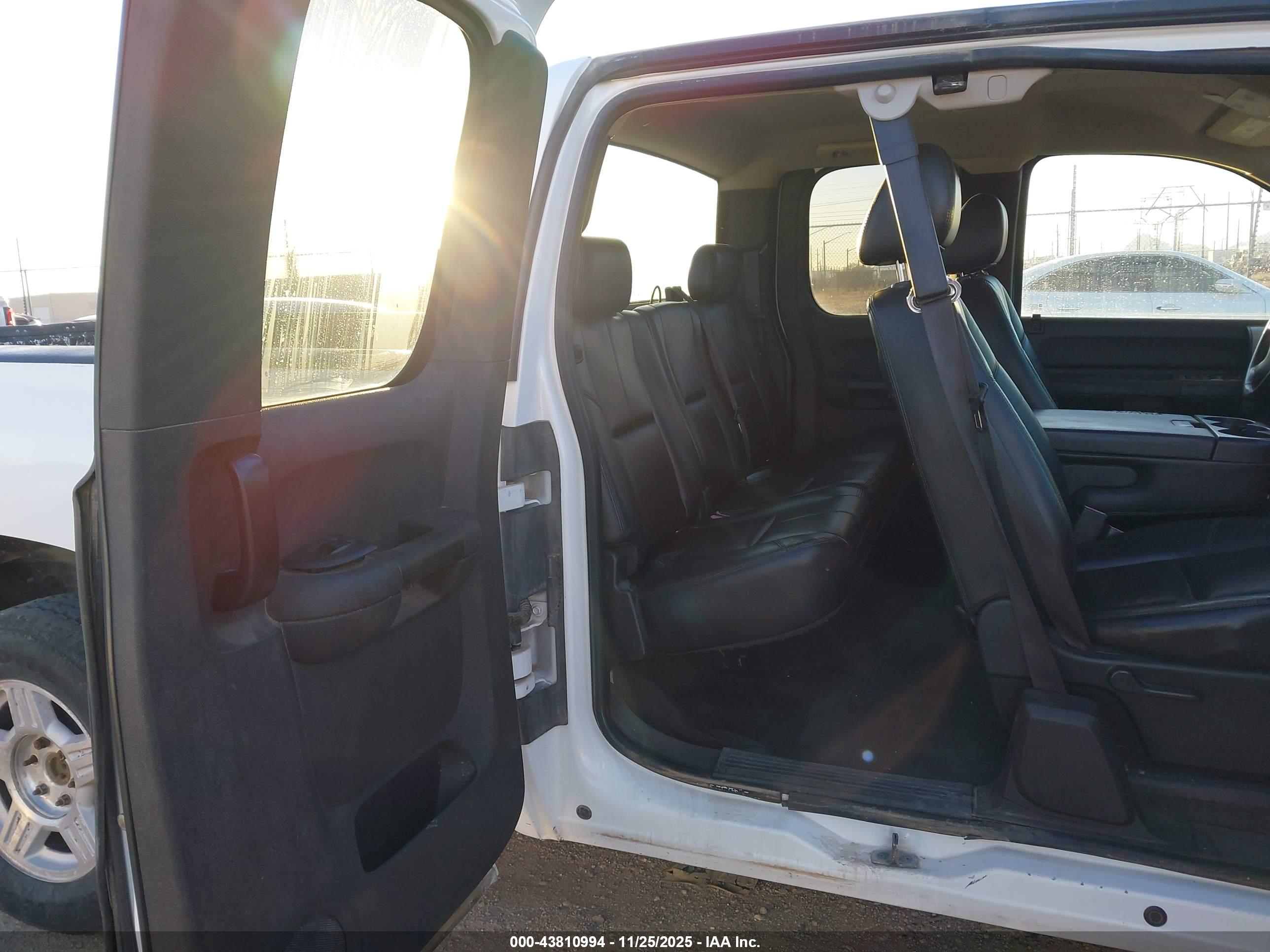 CHEVROLET SILVERADO image 8