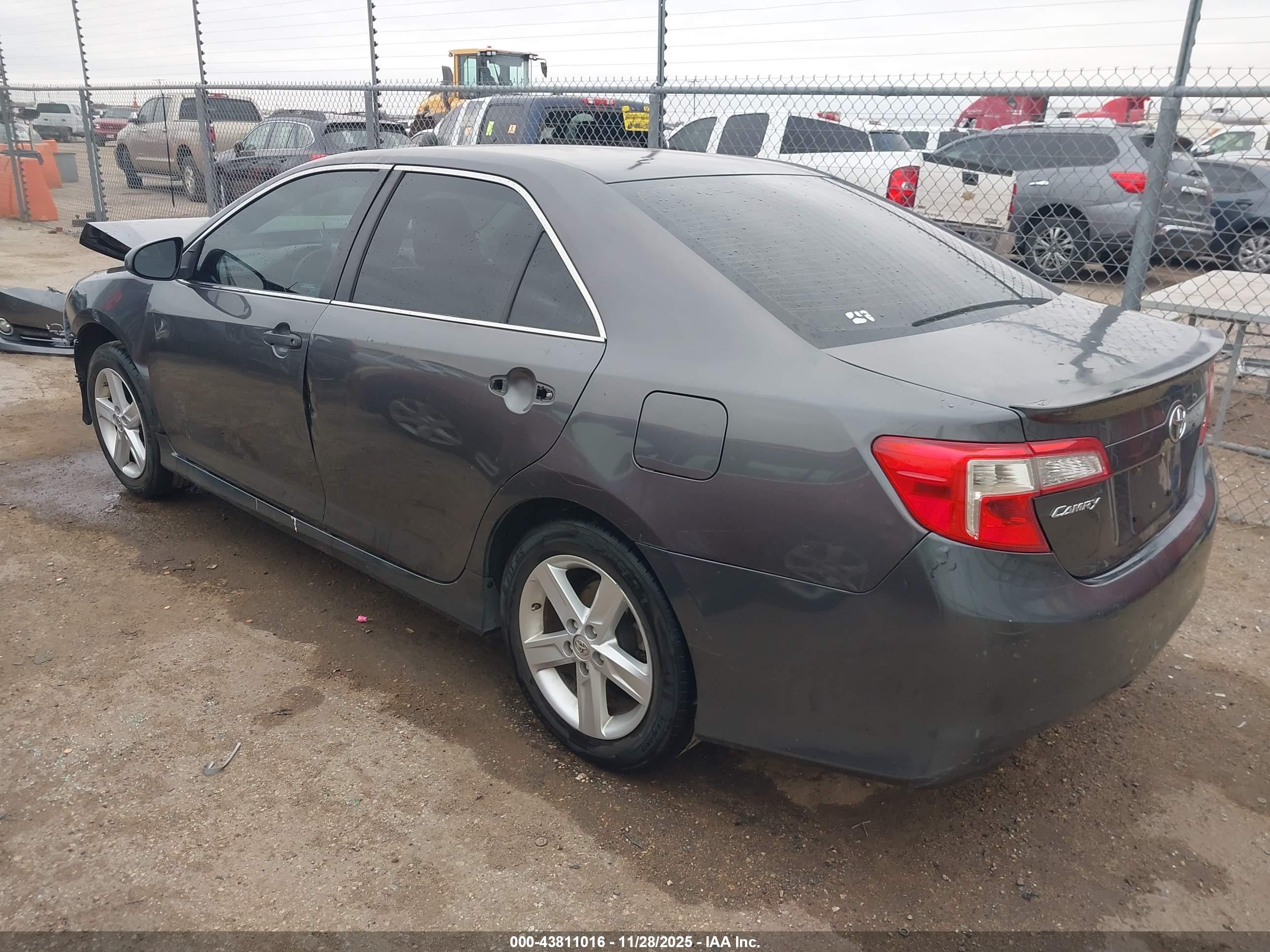 TOYOTA CAMRY image 3