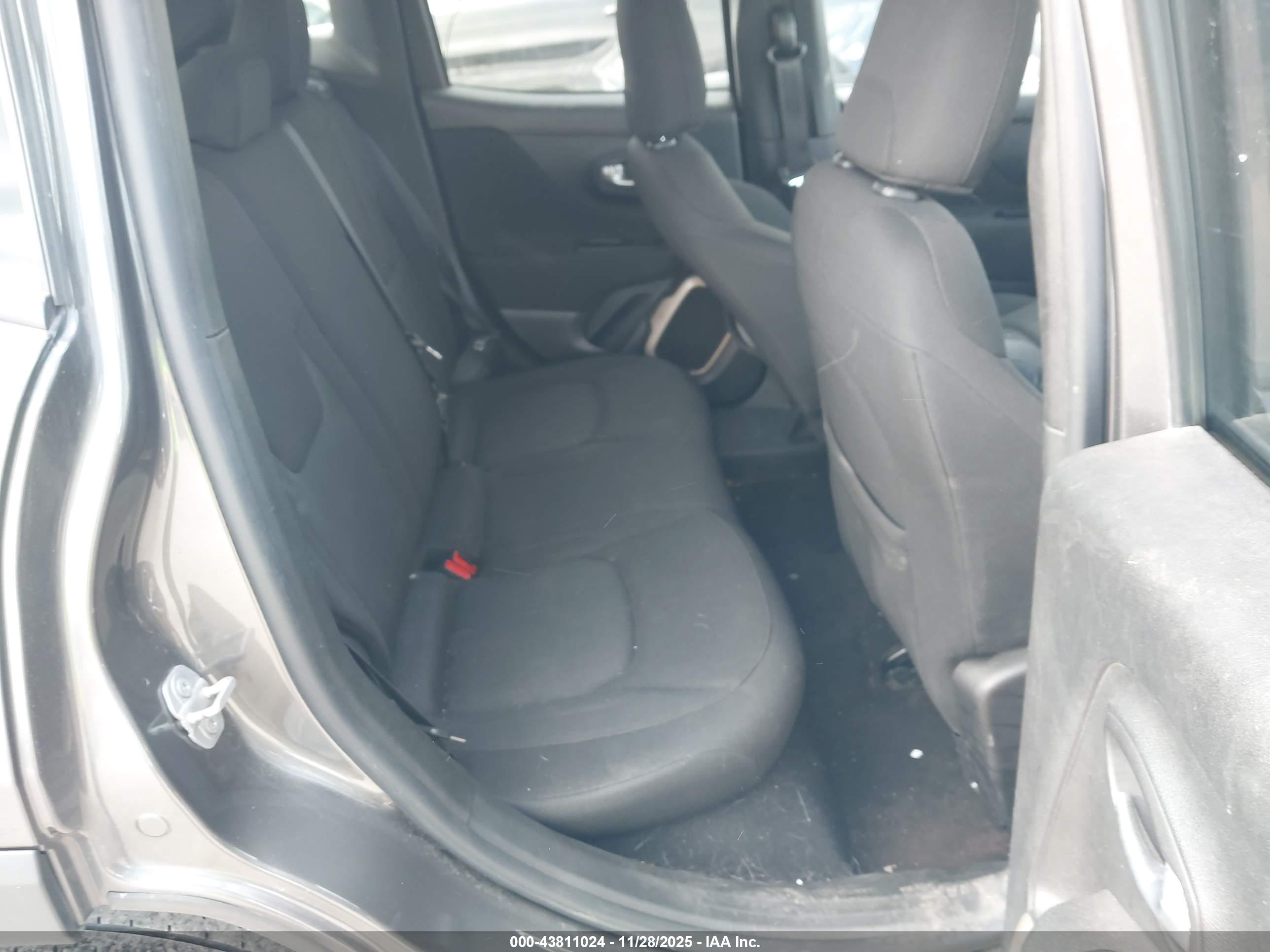 JEEP RENEGADE image 8