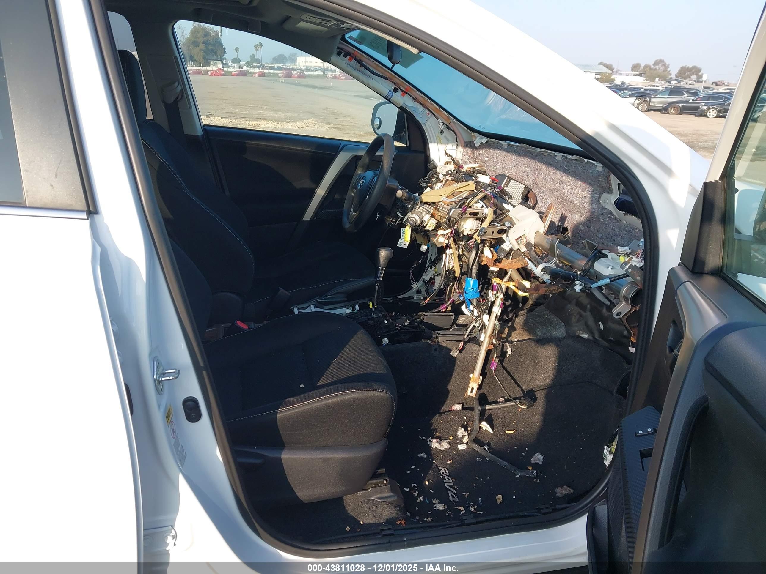 TOYOTA RAV4 image 5