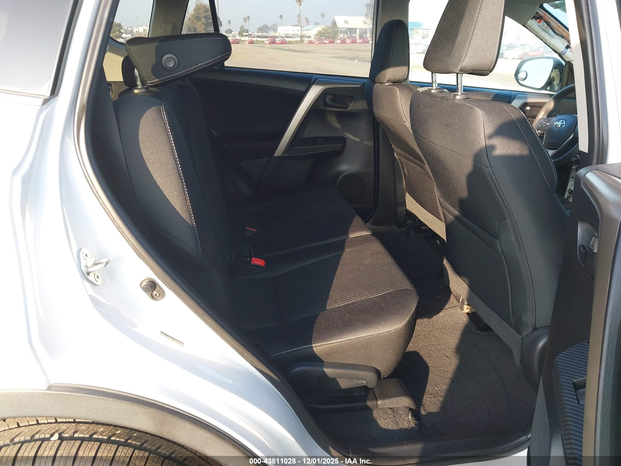TOYOTA RAV4 image 8