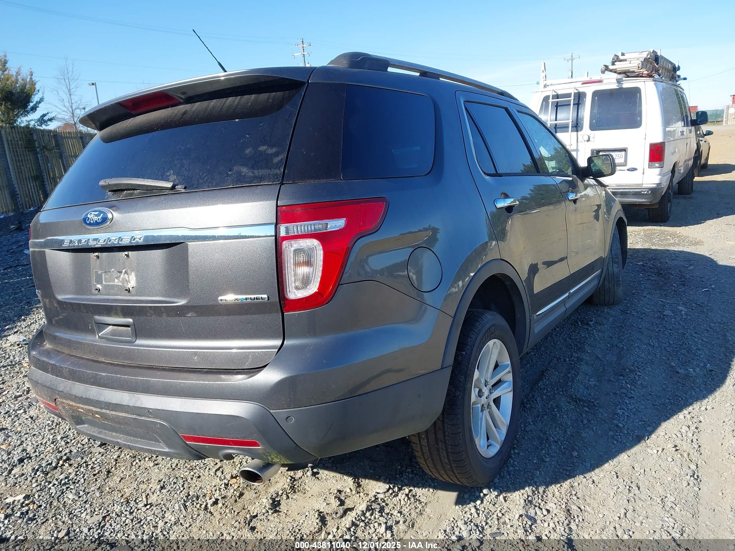 FORD EXPLORER image 4