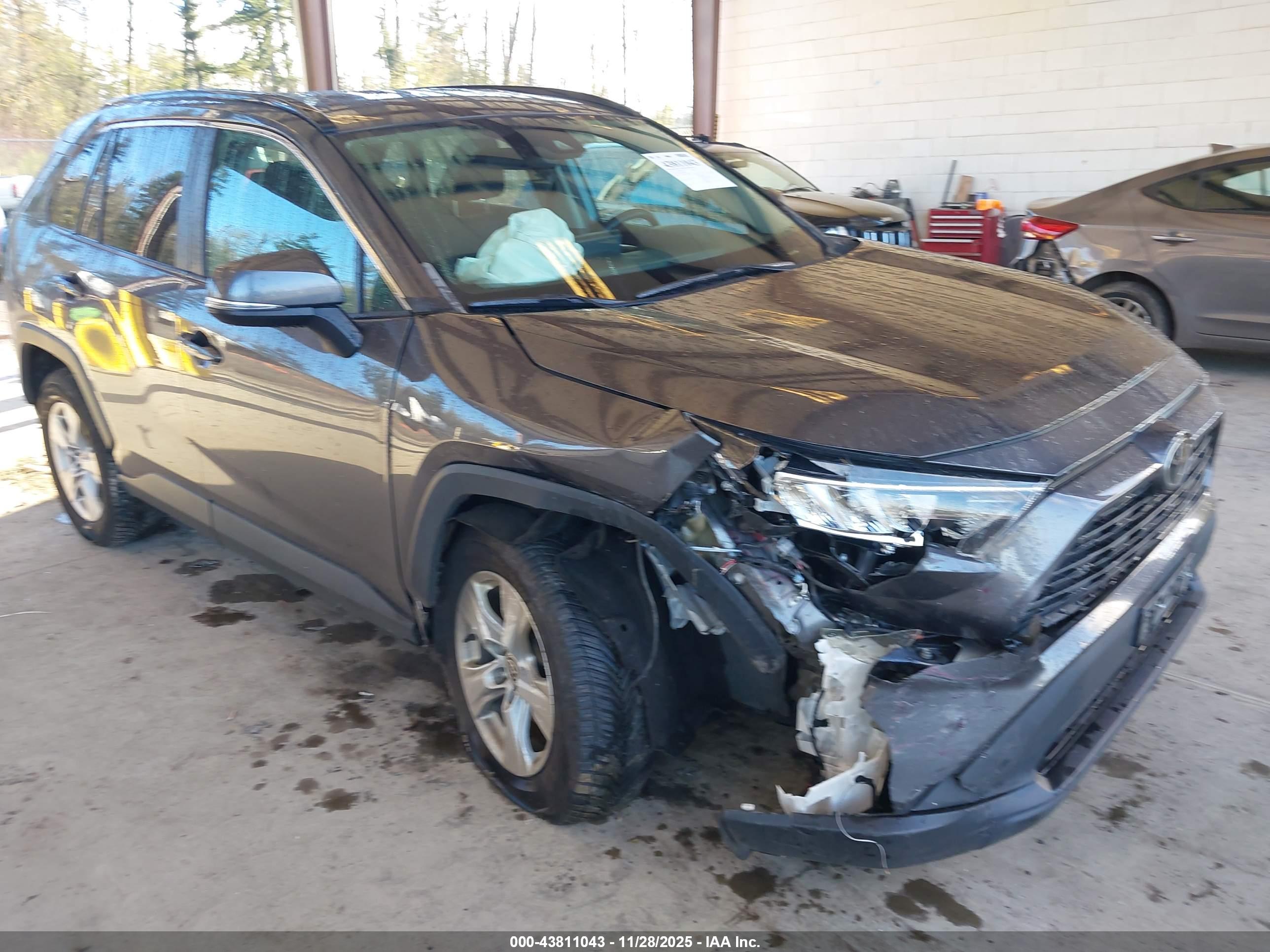TOYOTA RAV4 image 6