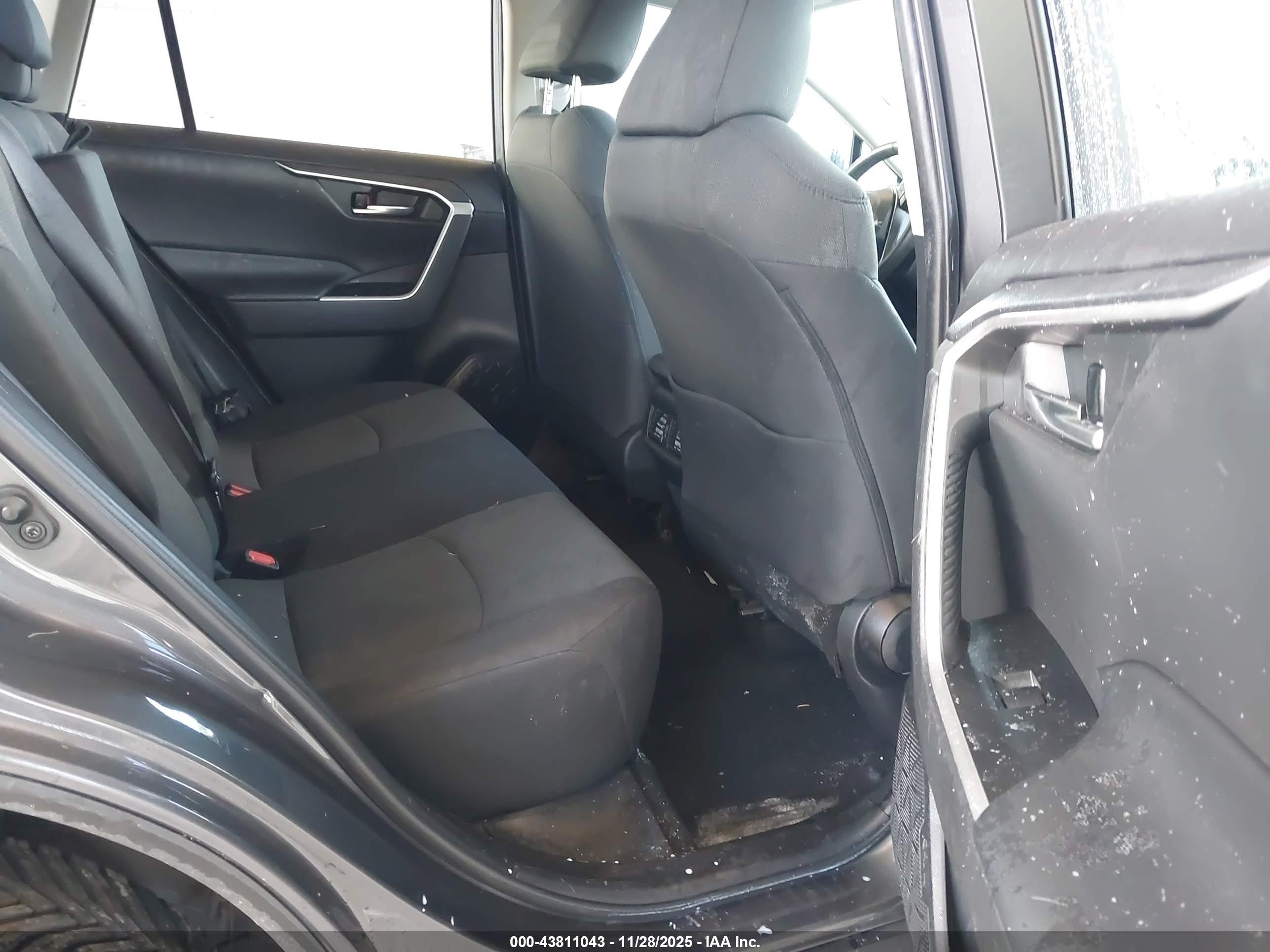 TOYOTA RAV4 image 8