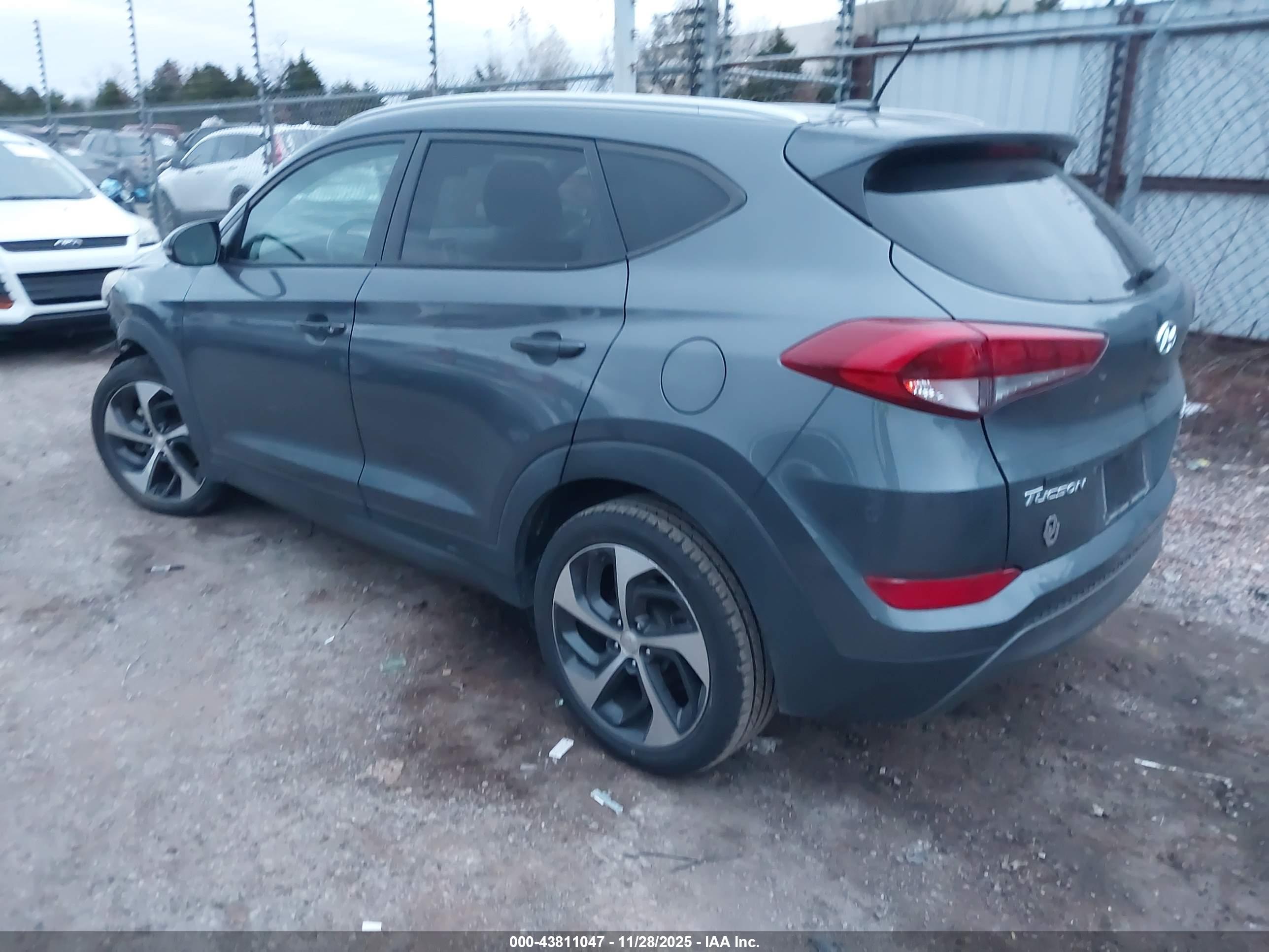 HYUNDAI TUCSON image 3