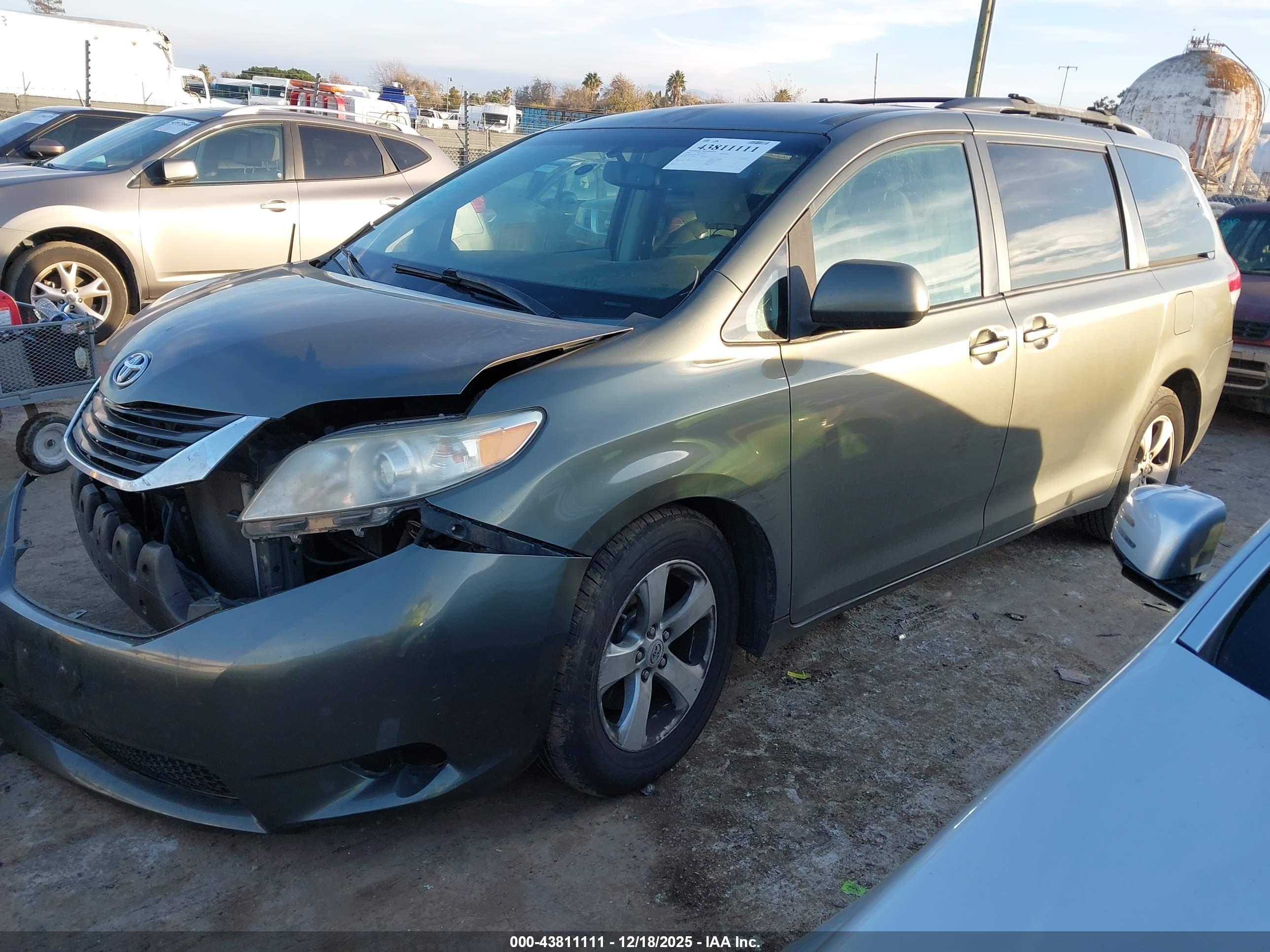 TOYOTA SIENNA image 2