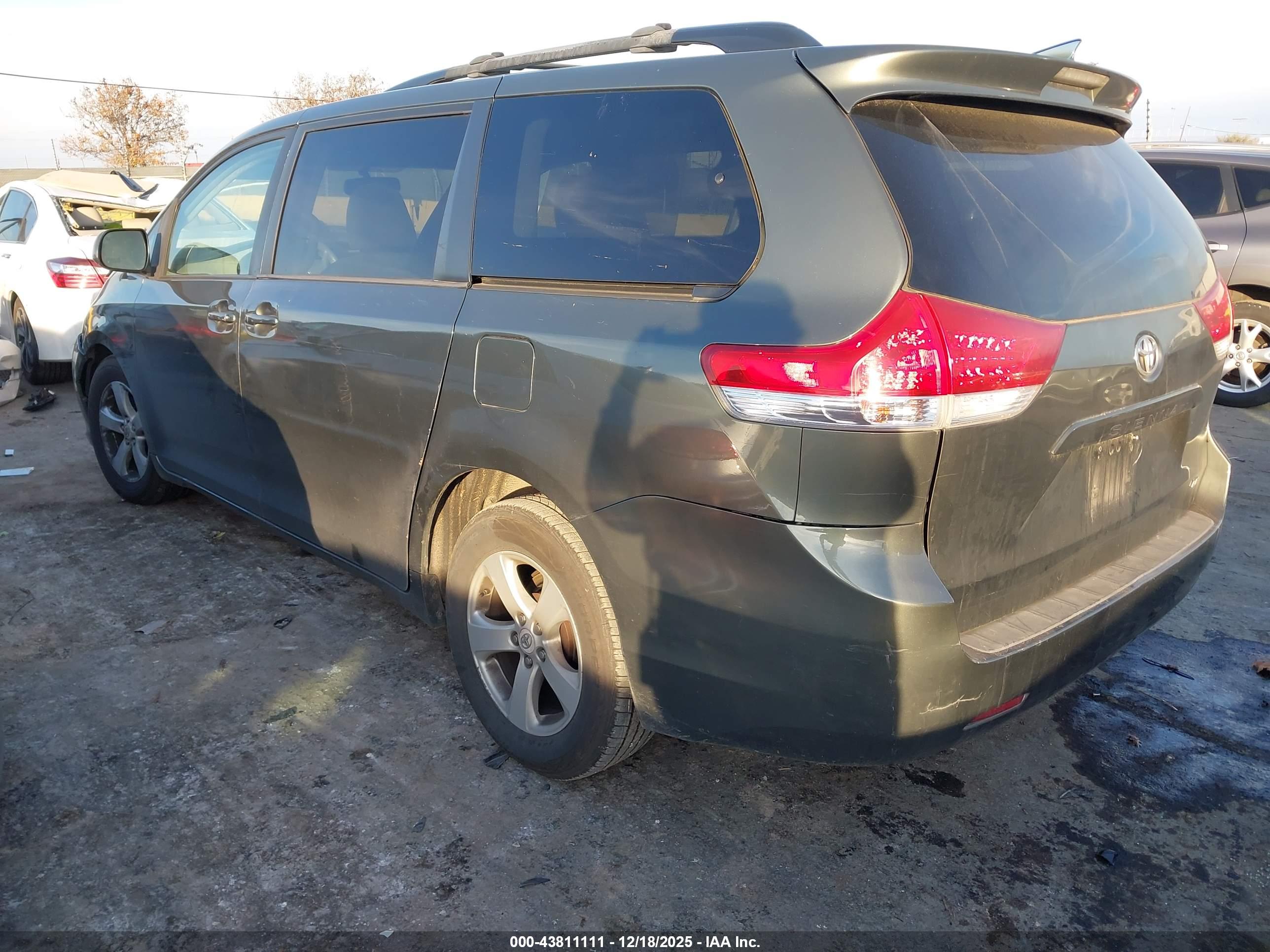 TOYOTA SIENNA image 3