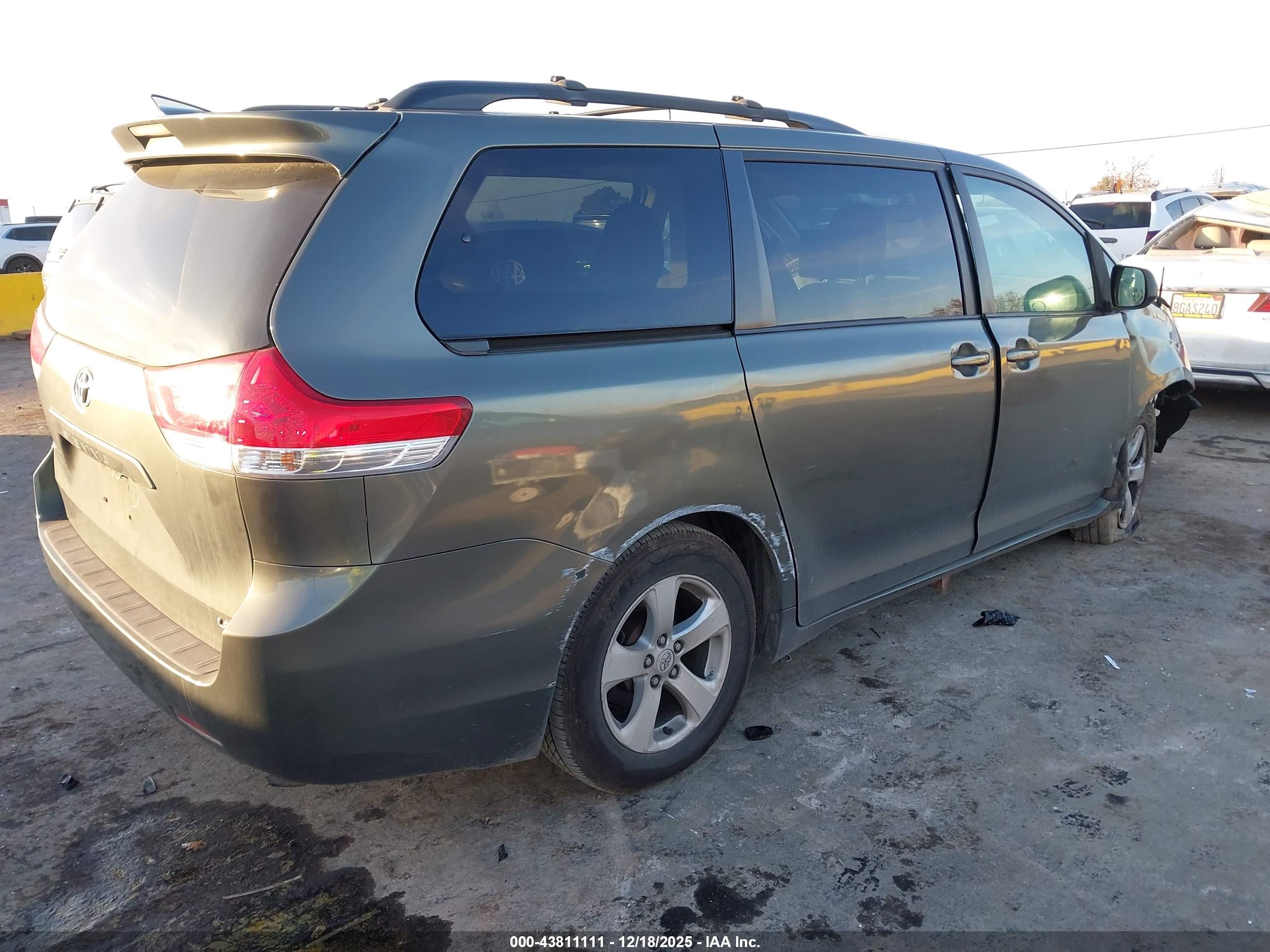 TOYOTA SIENNA image 4