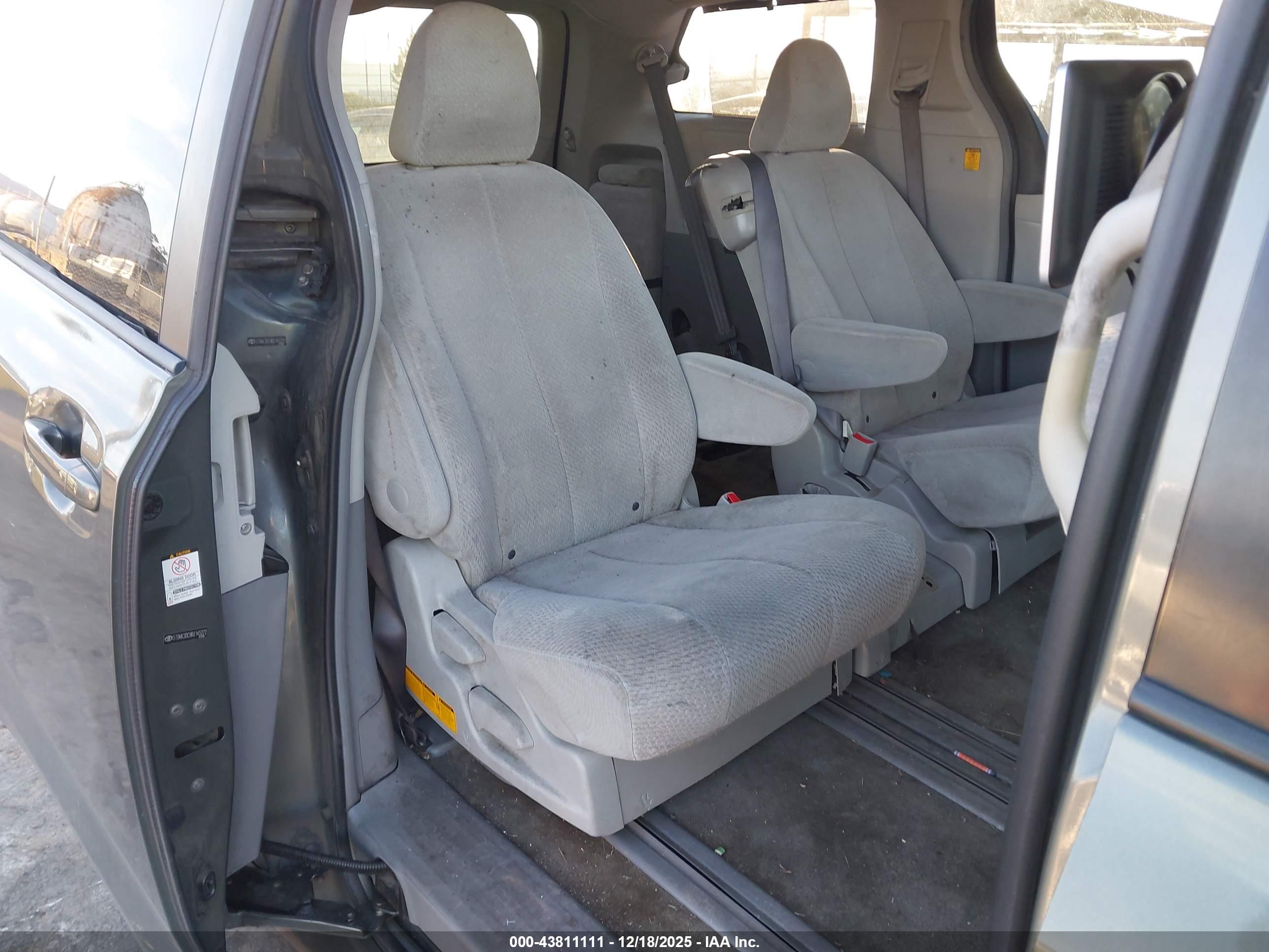 TOYOTA SIENNA image 8