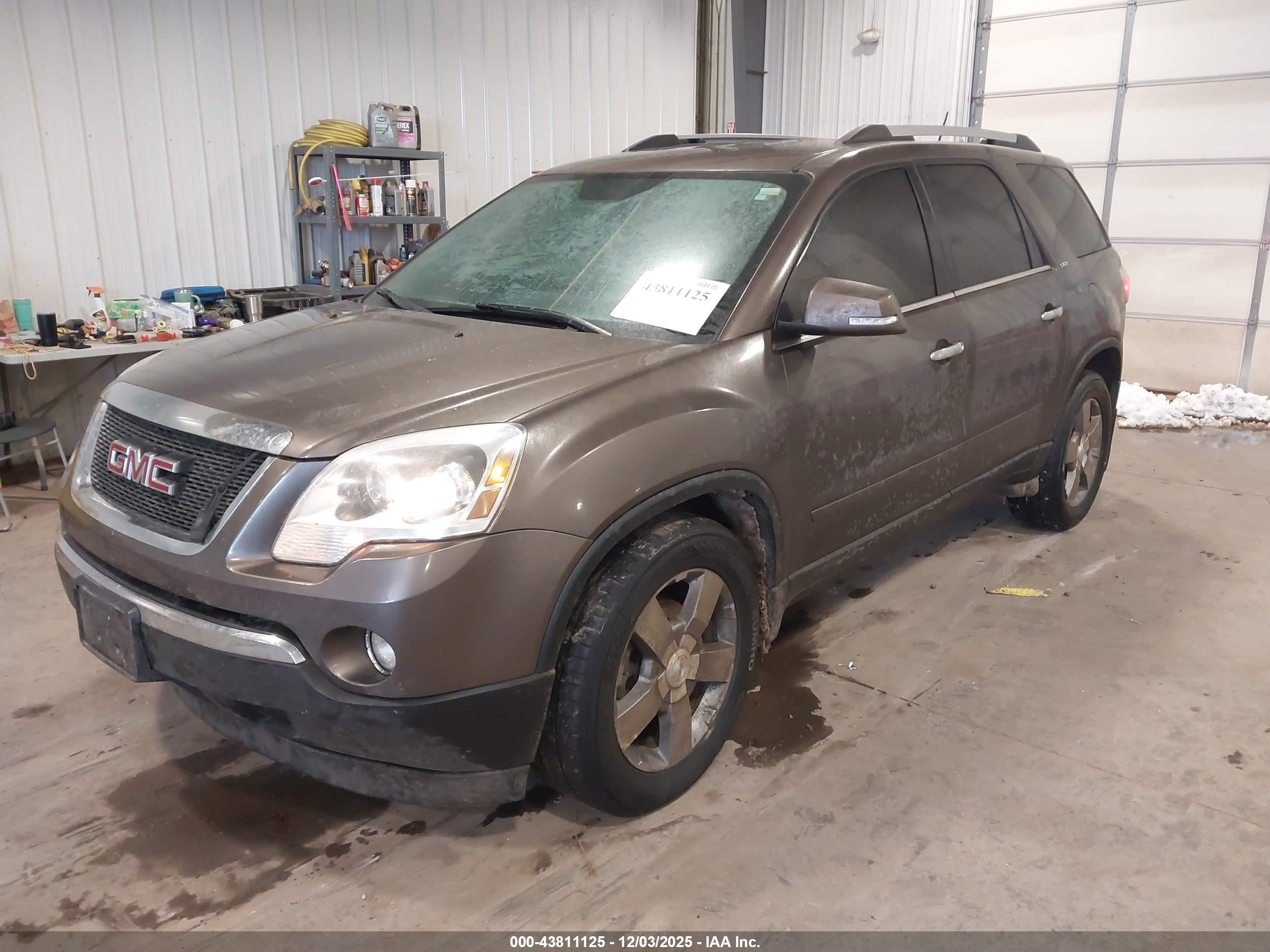 GMC ACADIA image 2
