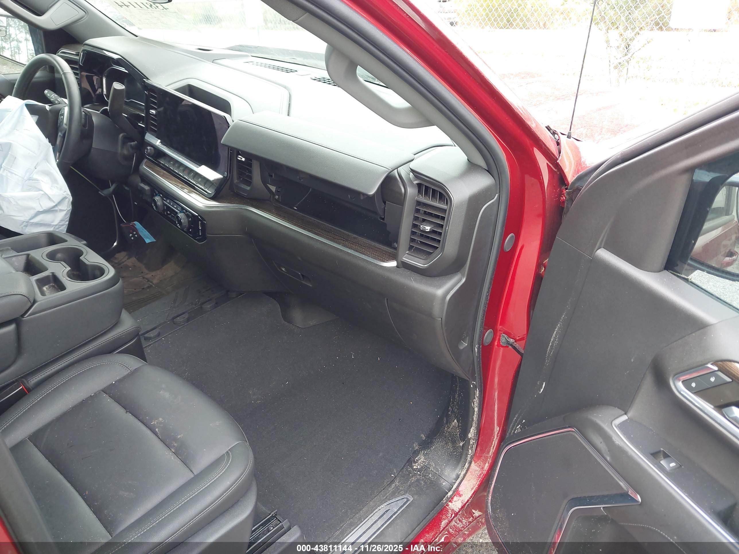 CHEVROLET SILVERADO image 5