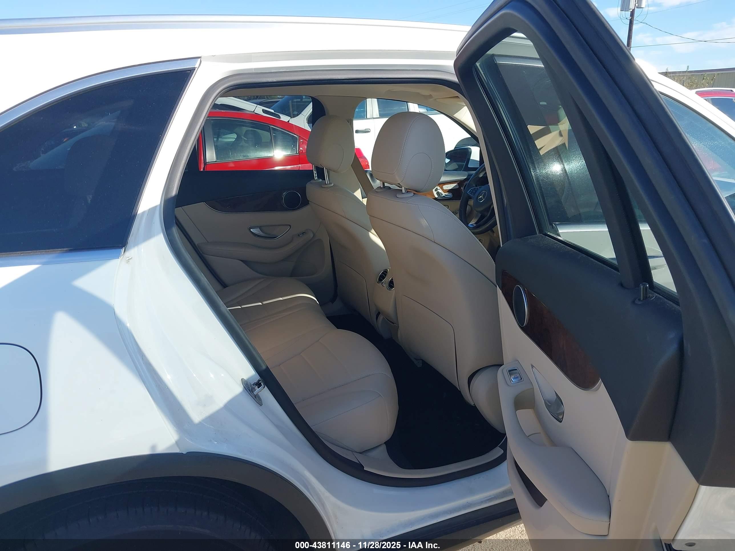 MERCEDES-BENZ GLC image 8
