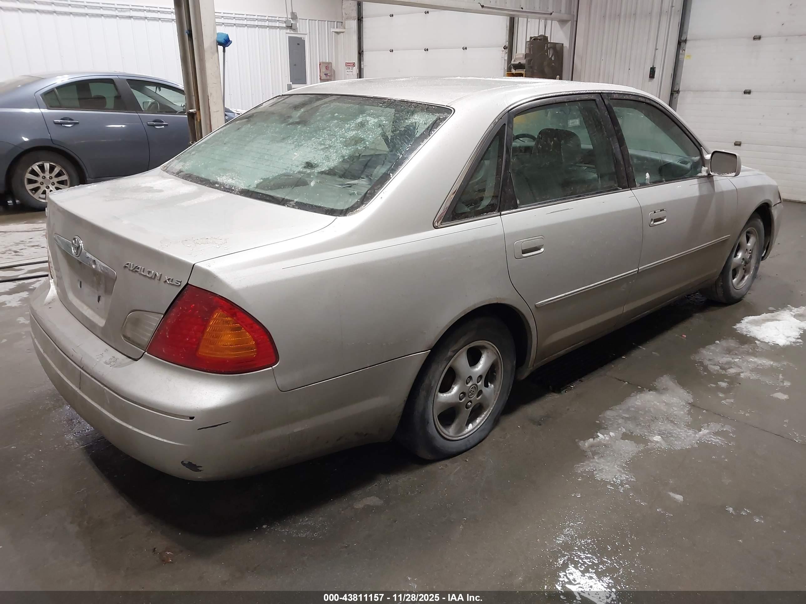 TOYOTA AVALON image 4