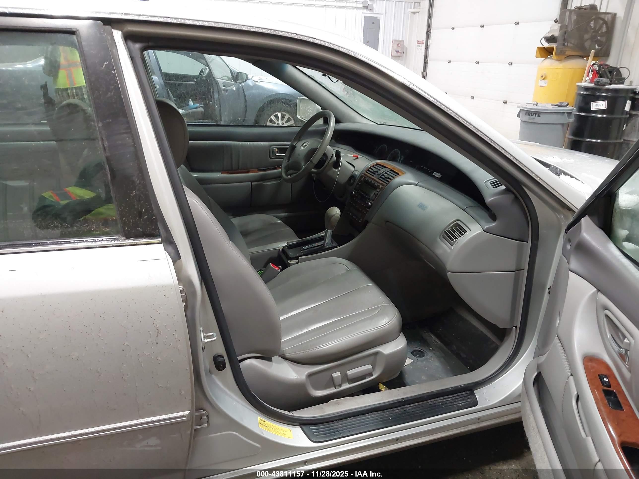 TOYOTA AVALON image 5