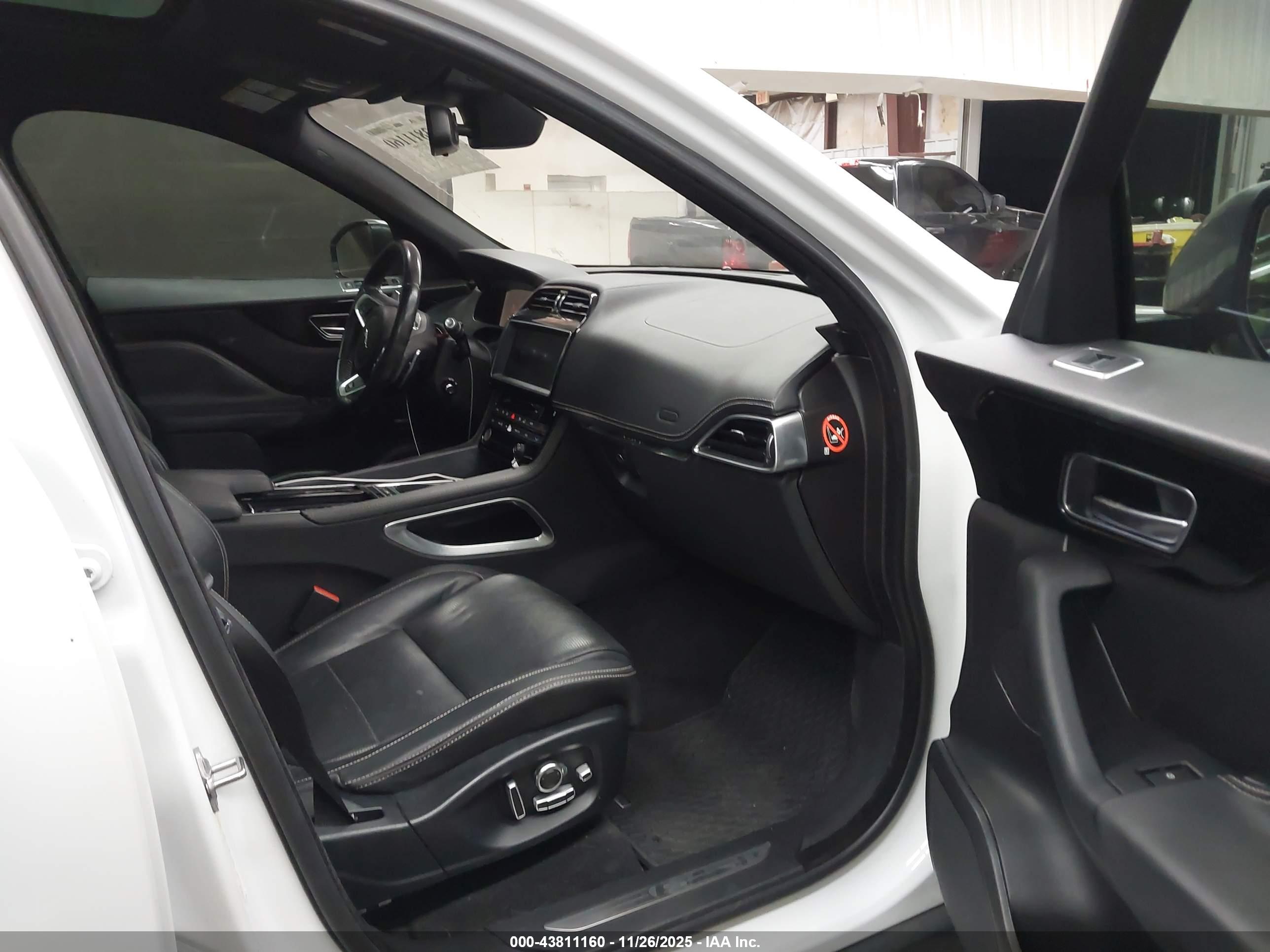 JAGUAR F-PACE image 5