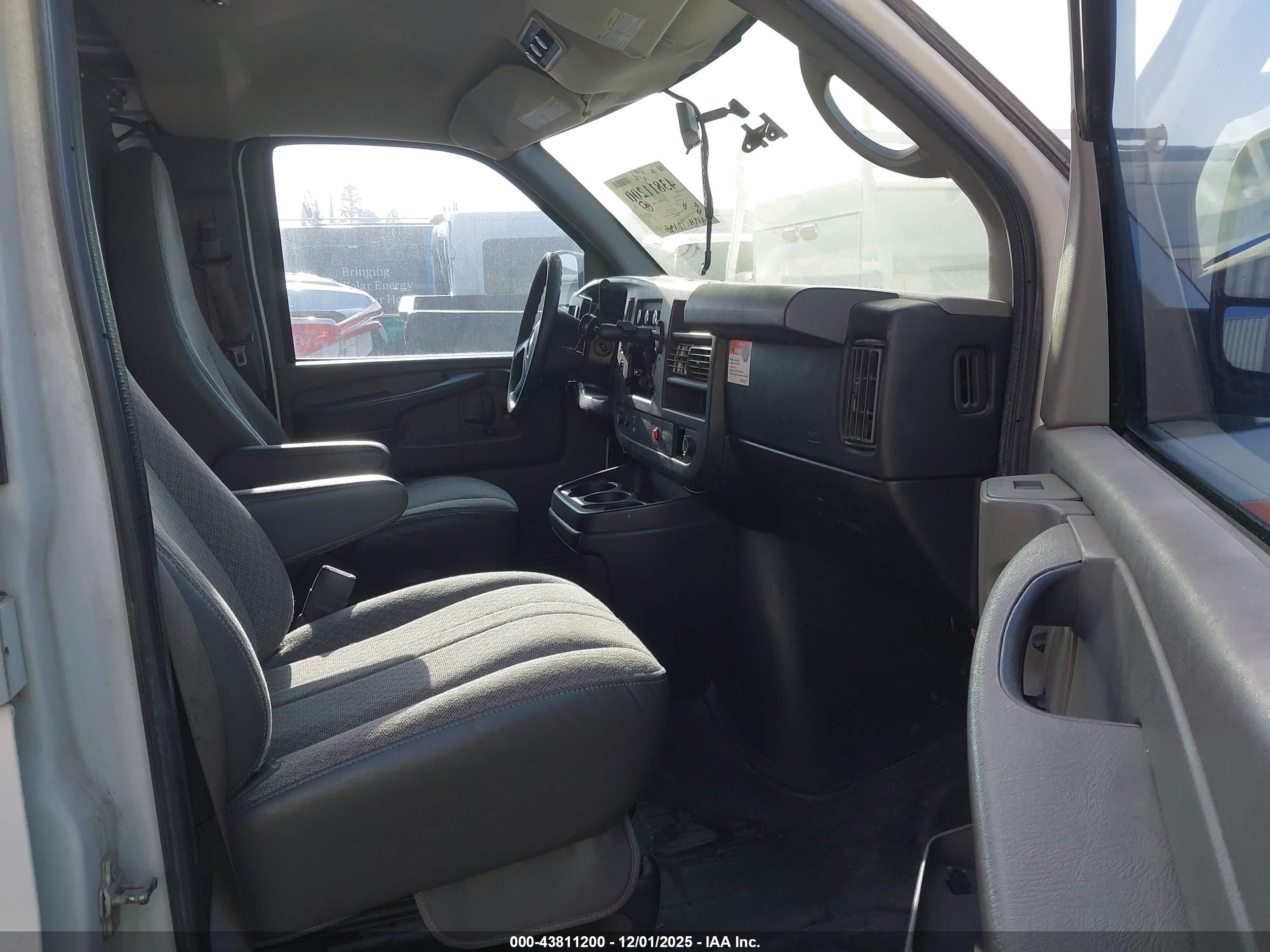 CHEVROLET EXPRESS image 5