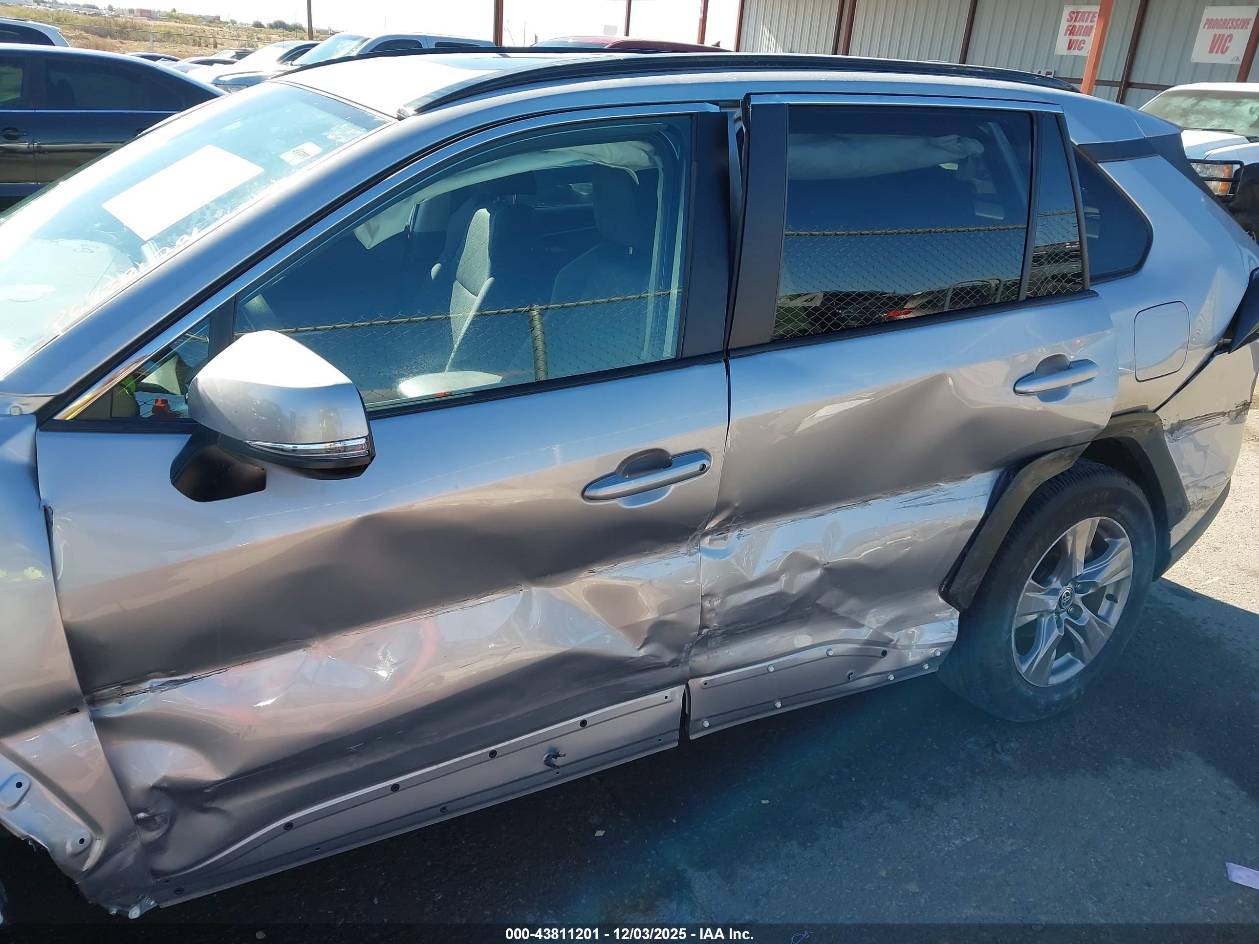 TOYOTA RAV4 image 6