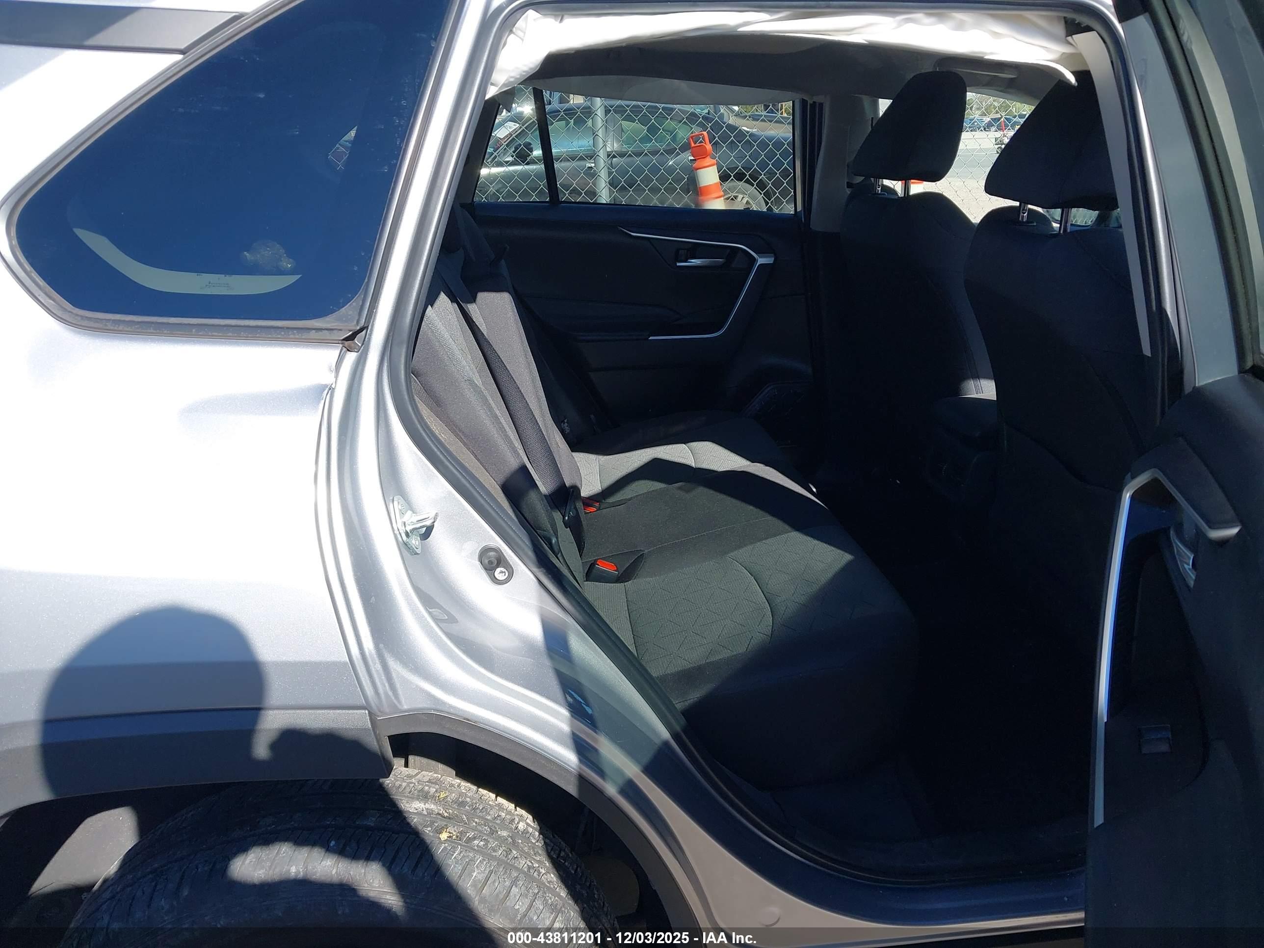 TOYOTA RAV4 image 8