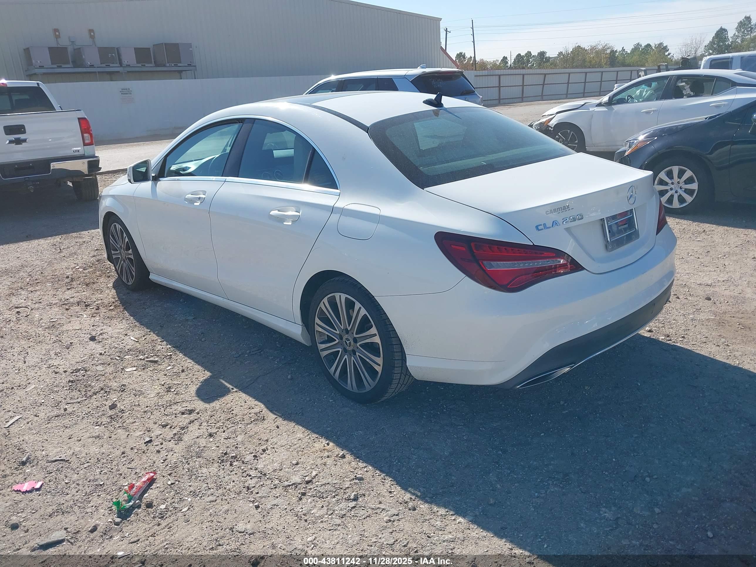 MERCEDES-BENZ CLA image 3